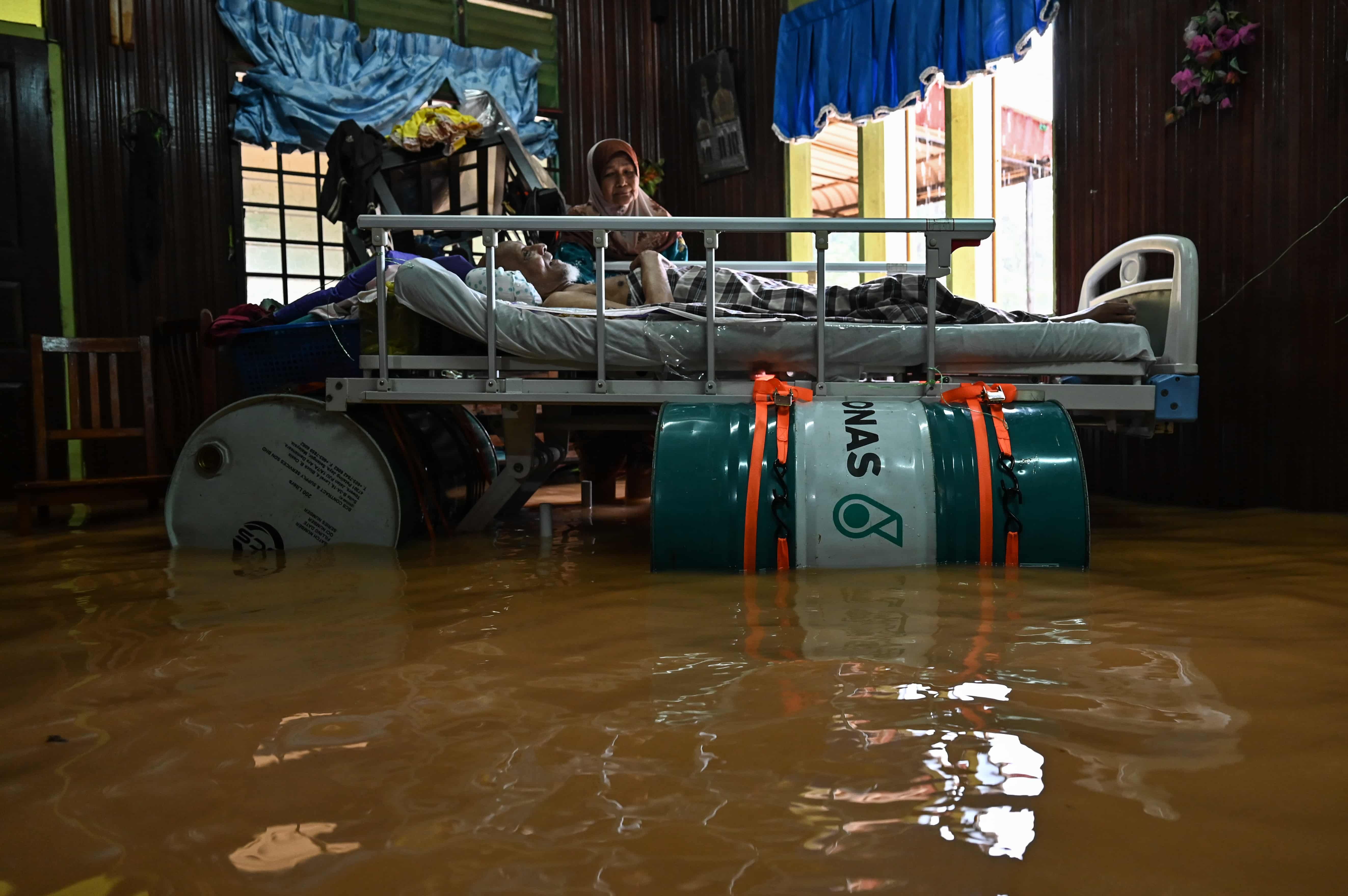 Banjir: Anak ikat tong dram bawah katil, mudah urus ayah terlantar sakit
