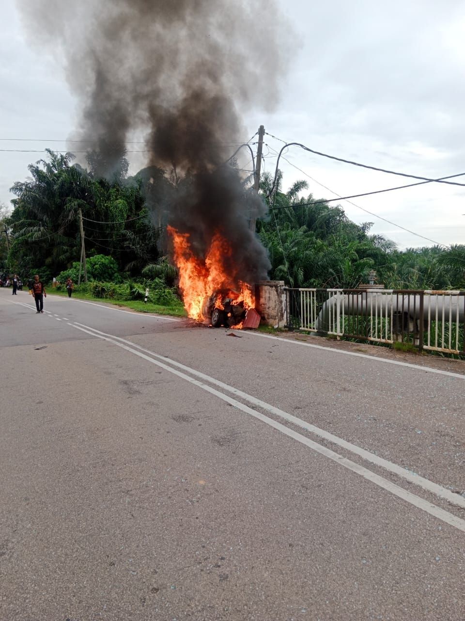 德士失控撞击引火患 司机与一对夫妻被烧死