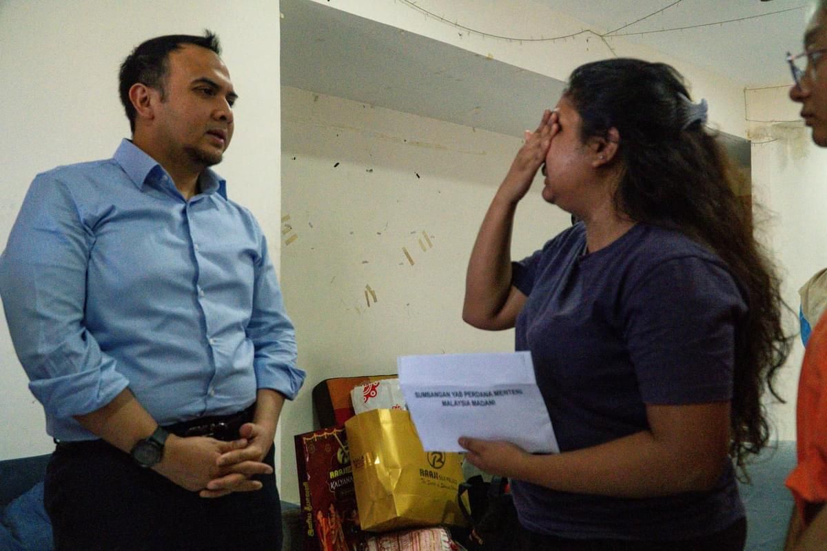 மூன்று  உடன்பிறப்புகளுடன்  அன்றாட ஜீவனத்திற்கு  அல்லல்படும்   ஜோசப்பினுக்கு  பிரதமர் அன்வர் இப்ராஹிமின் உதவி