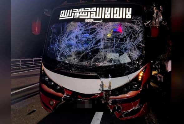 旅游巴士撞拖格尾部 4乘客受伤