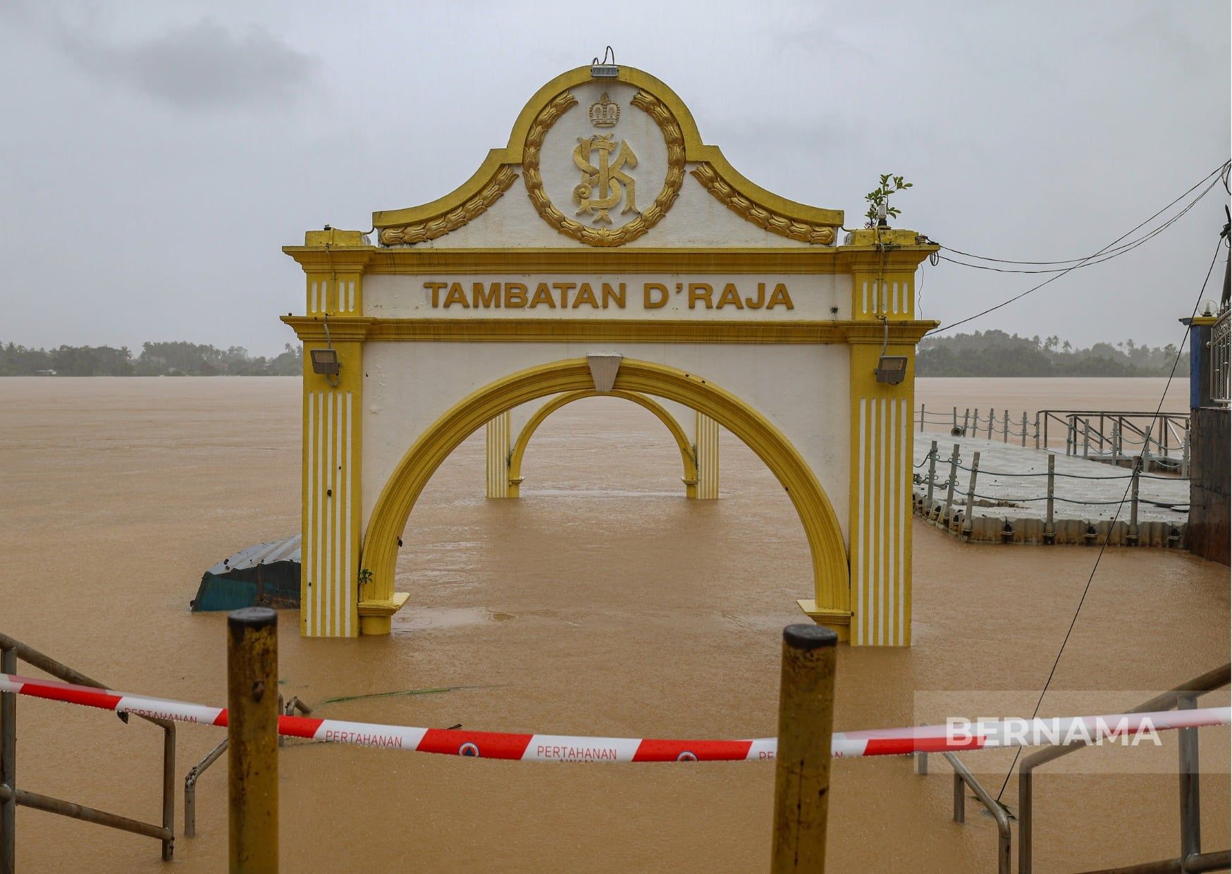 Air Sungai Kelantan melimpah ke bandar Kota Bharu