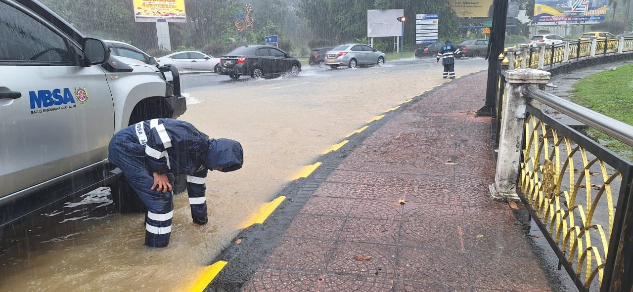 Hujan sejak awal pagi, skuad Pantas MBSA digerak pantau jalan dinaiki air