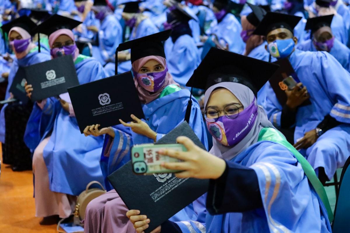 Pelajar tiada masa: Upah buat tugasan akademik jadi solusi?