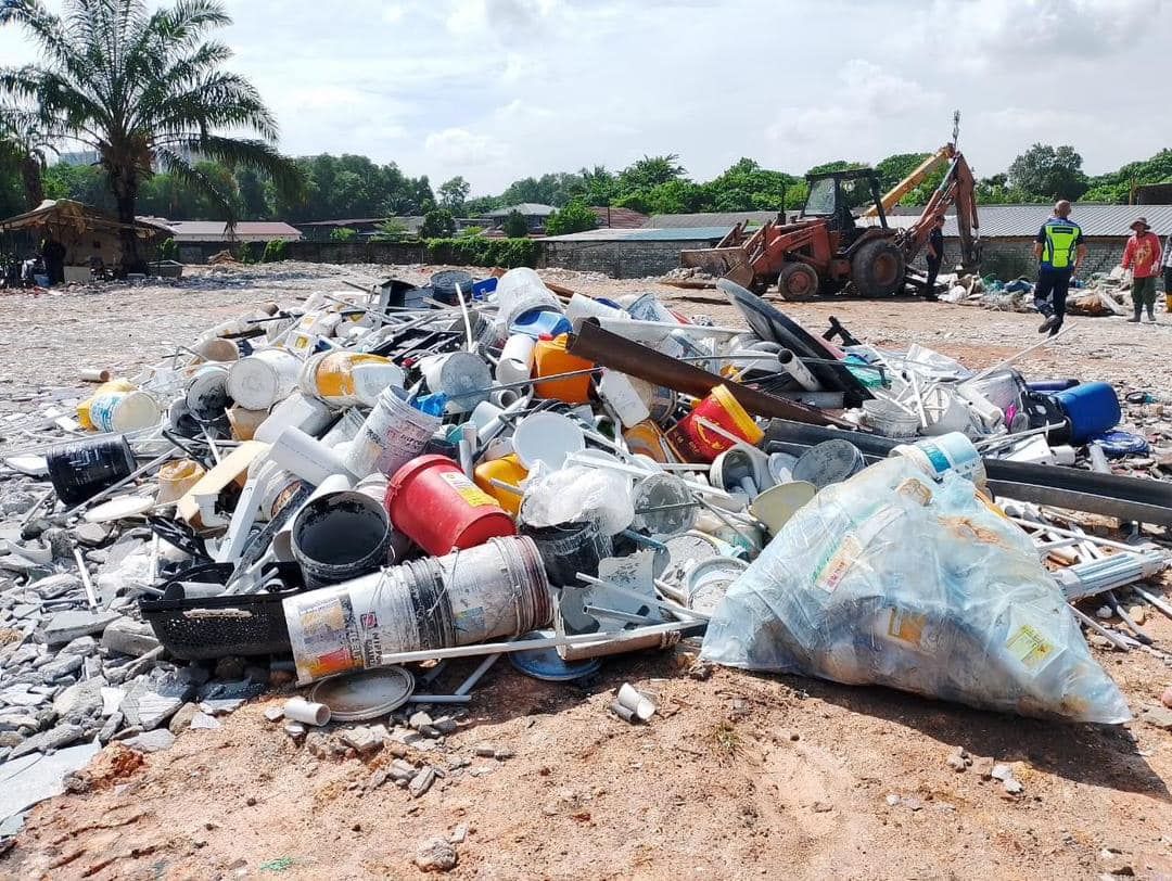 空地非法填土和倒垃圾  梳邦市厅充公3罗里及挖泥机