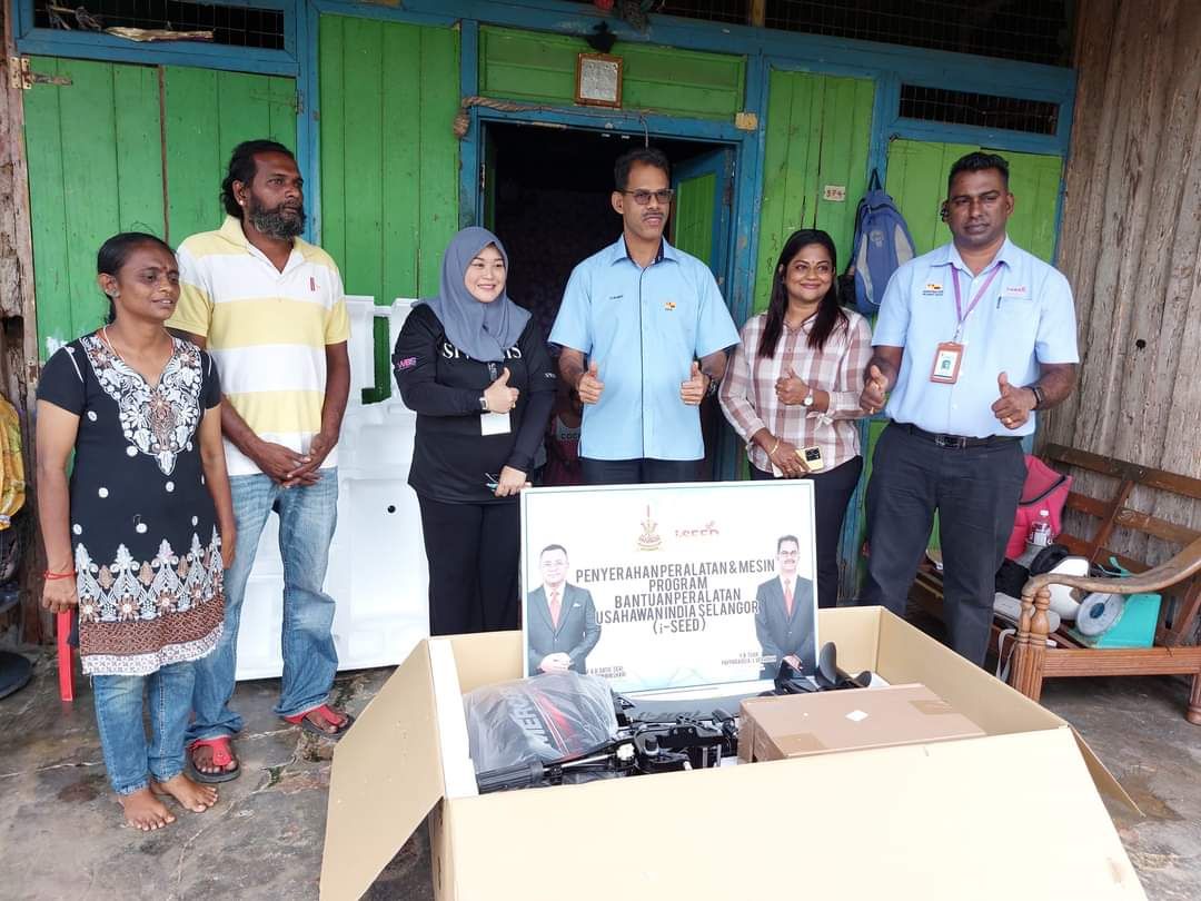 மீன்பிடித் தொழிலில் ஈடுபட்டுள்ள தீபனுக்கு ஐ-சீட் உதவி- படகிற்கான மோட்டார் இயந்திரத்தைப் பெற்றார்