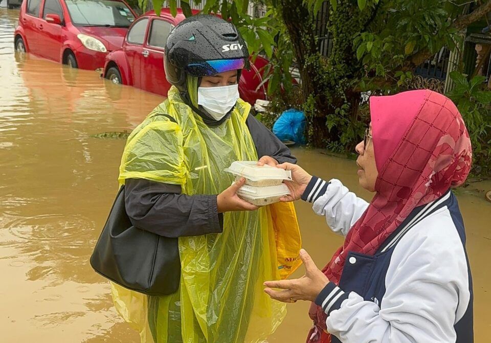 KDEB准备600个滚动垃圾槽 收集水灾区大型垃圾