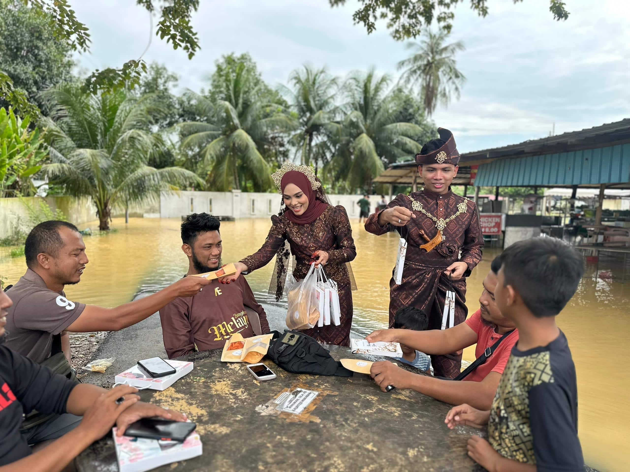 Lokasi majlis kenduri banjir, pasangan pengantin naik sampan edar makanan
