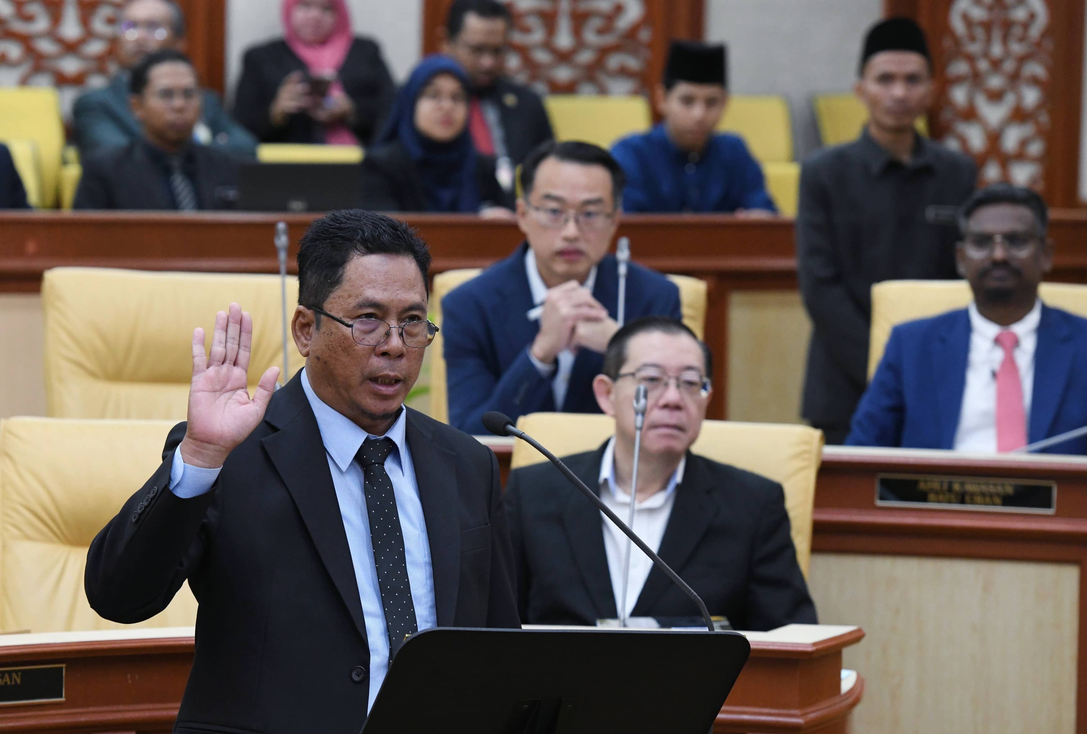 阿比丁宣誓就任双溪峇甲州议员