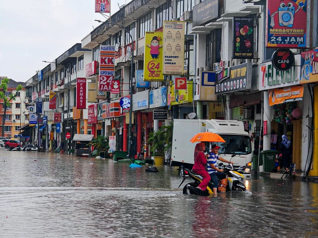 莎阿南多区豪雨酿灾 快速行动队紧急清沟支援