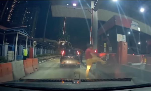 收费站辱骂收费员.怒踢柜台 男子证实吸毒拥17前科被捕