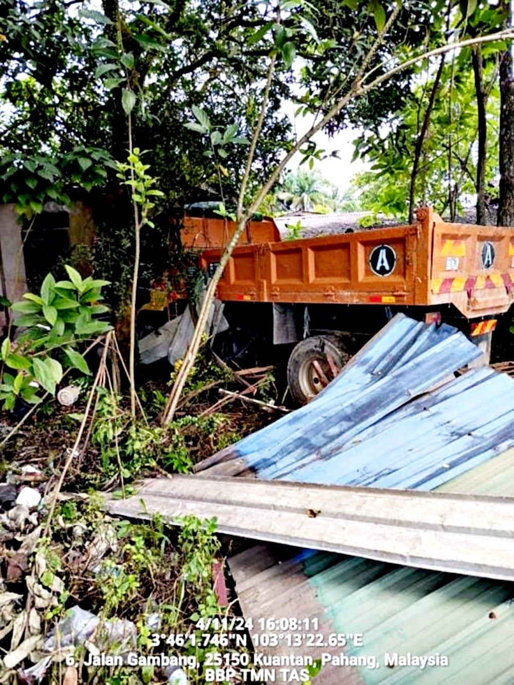 飞来横祸！罗里失控撞路边摊  2食客一死一伤