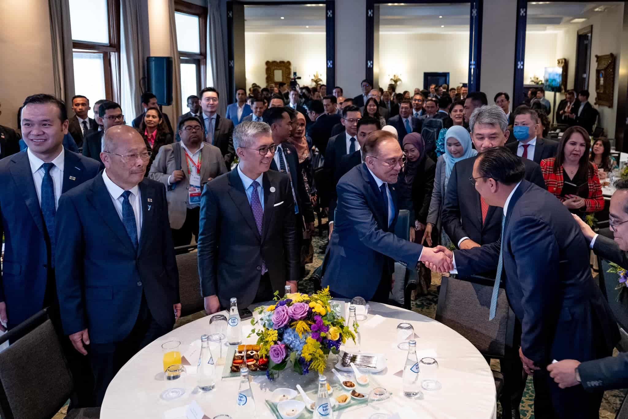 安华出席APEC首席执行者峰会  担任嘉宾谈AI革命机遇与挑战