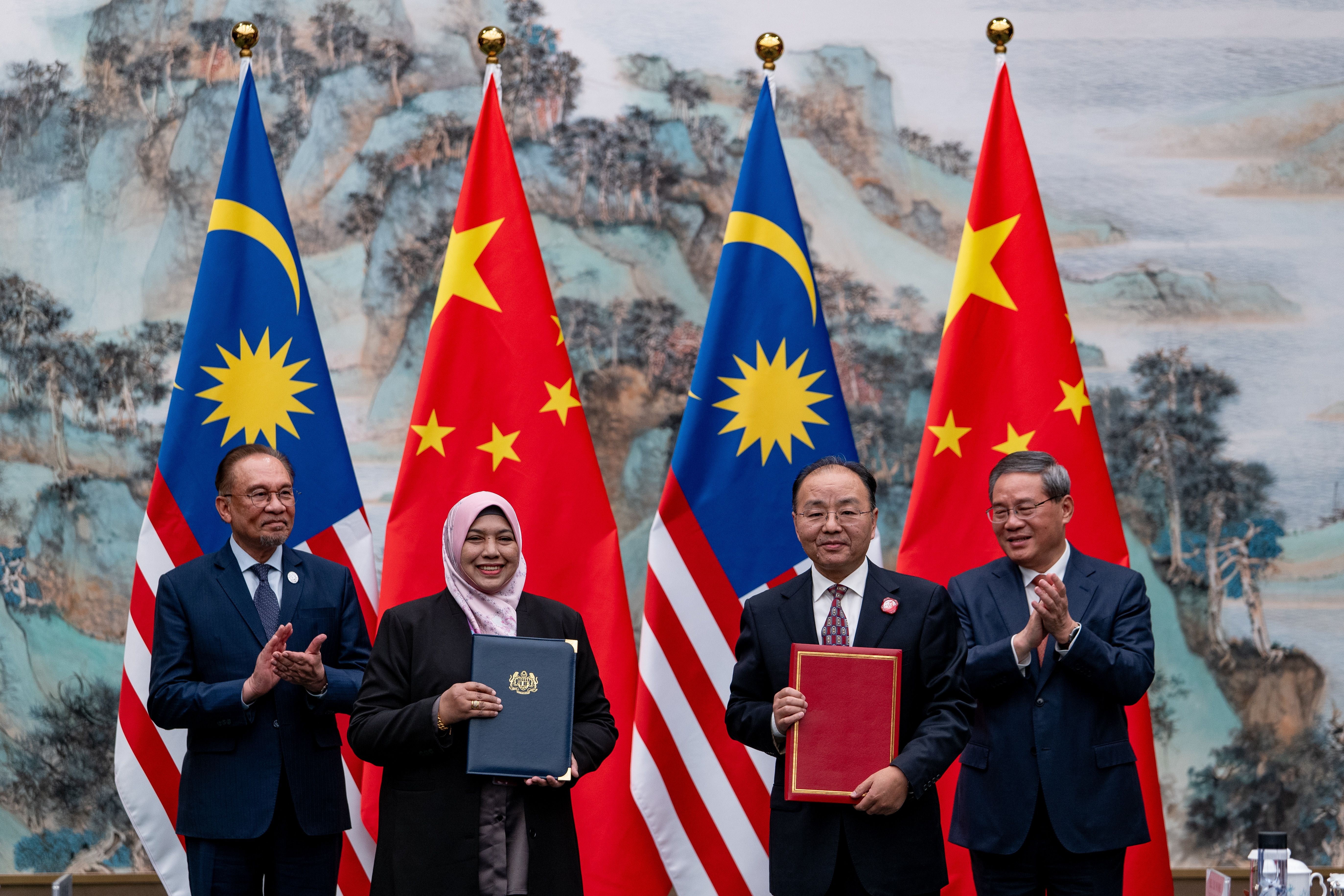 安华与李强举行双边会谈    见证“一带一路”合作互换文件