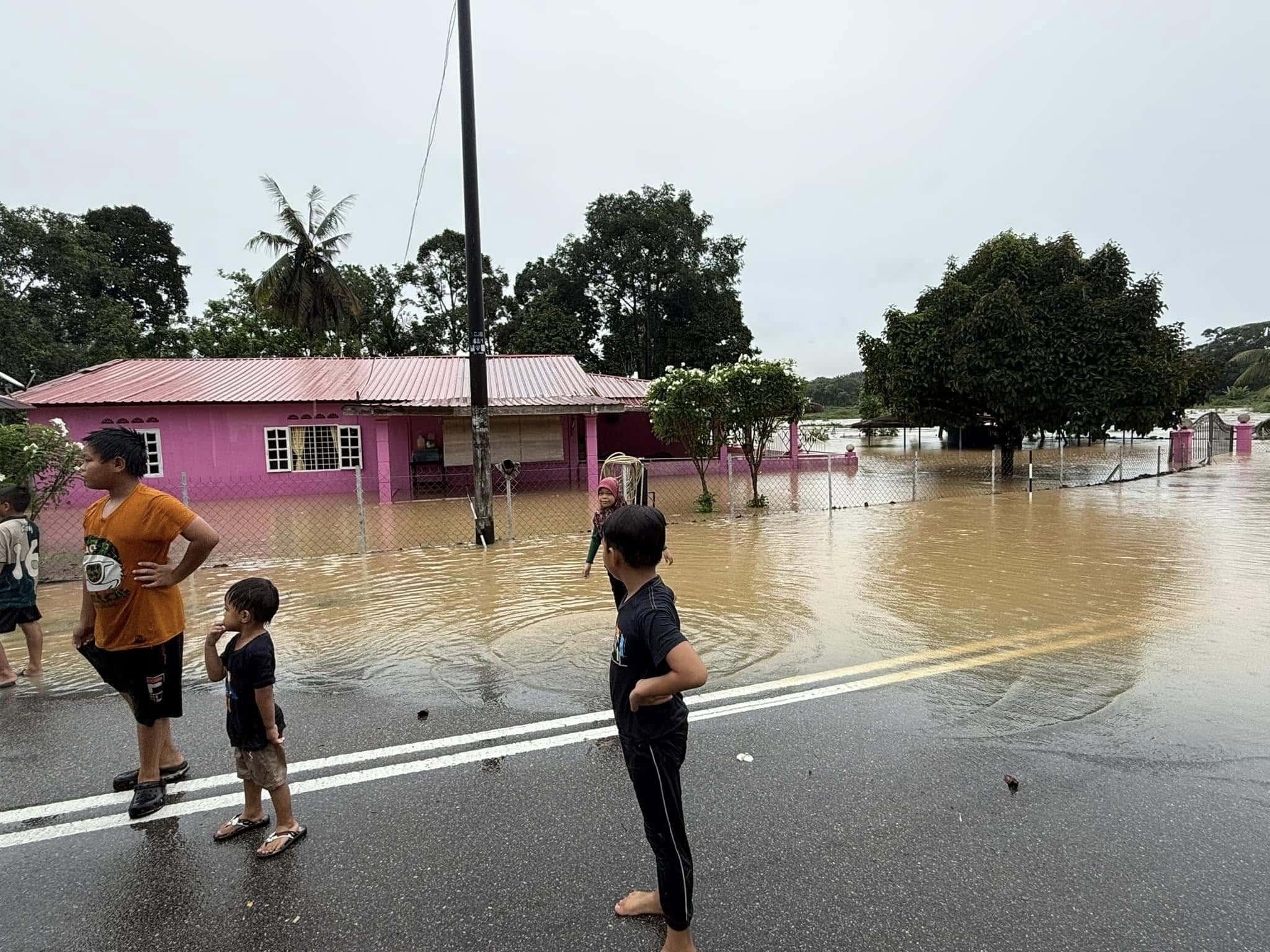 Penunggang motosikal dibawa arus berpaut pada kayu lebih sejam