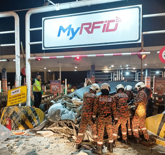 轿车疑失控撞收费站分界堤 2乐龄男子当场被夹毙