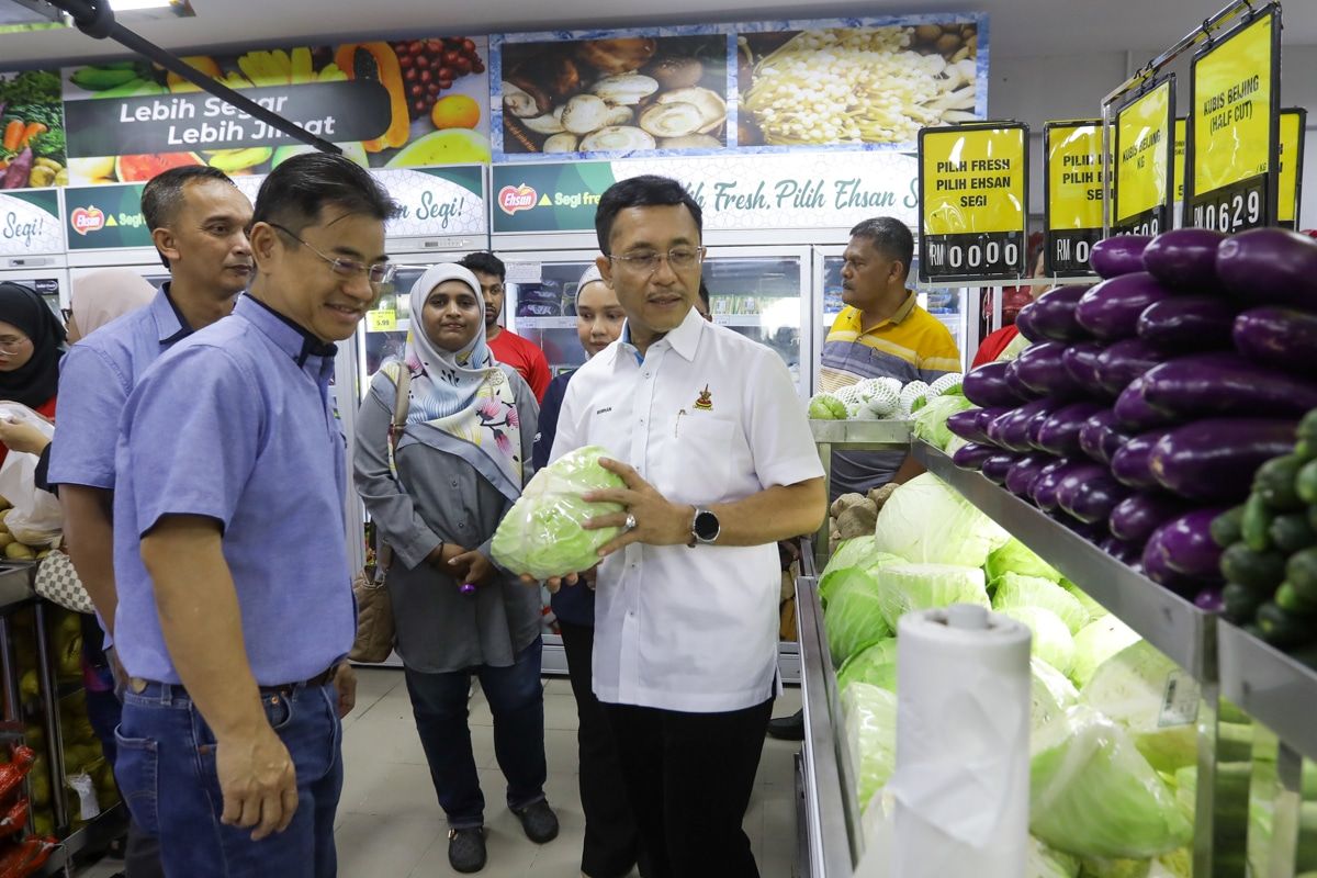 丹绒士拔设Ehsan Segi Fresh超市 方便居民买便宜日常用品