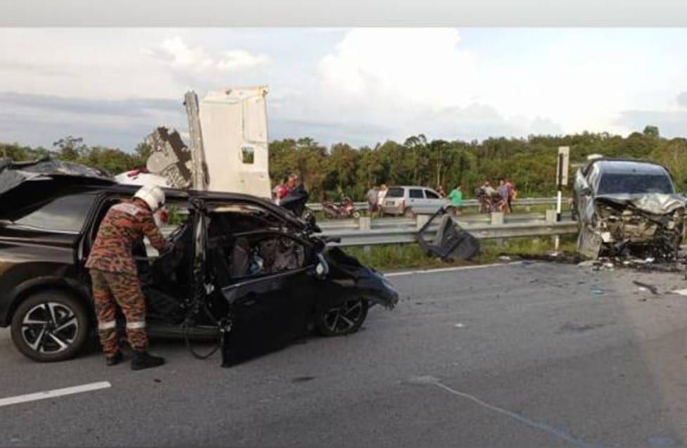 休旅车与四驱车猛撞 8人丧命2人受伤