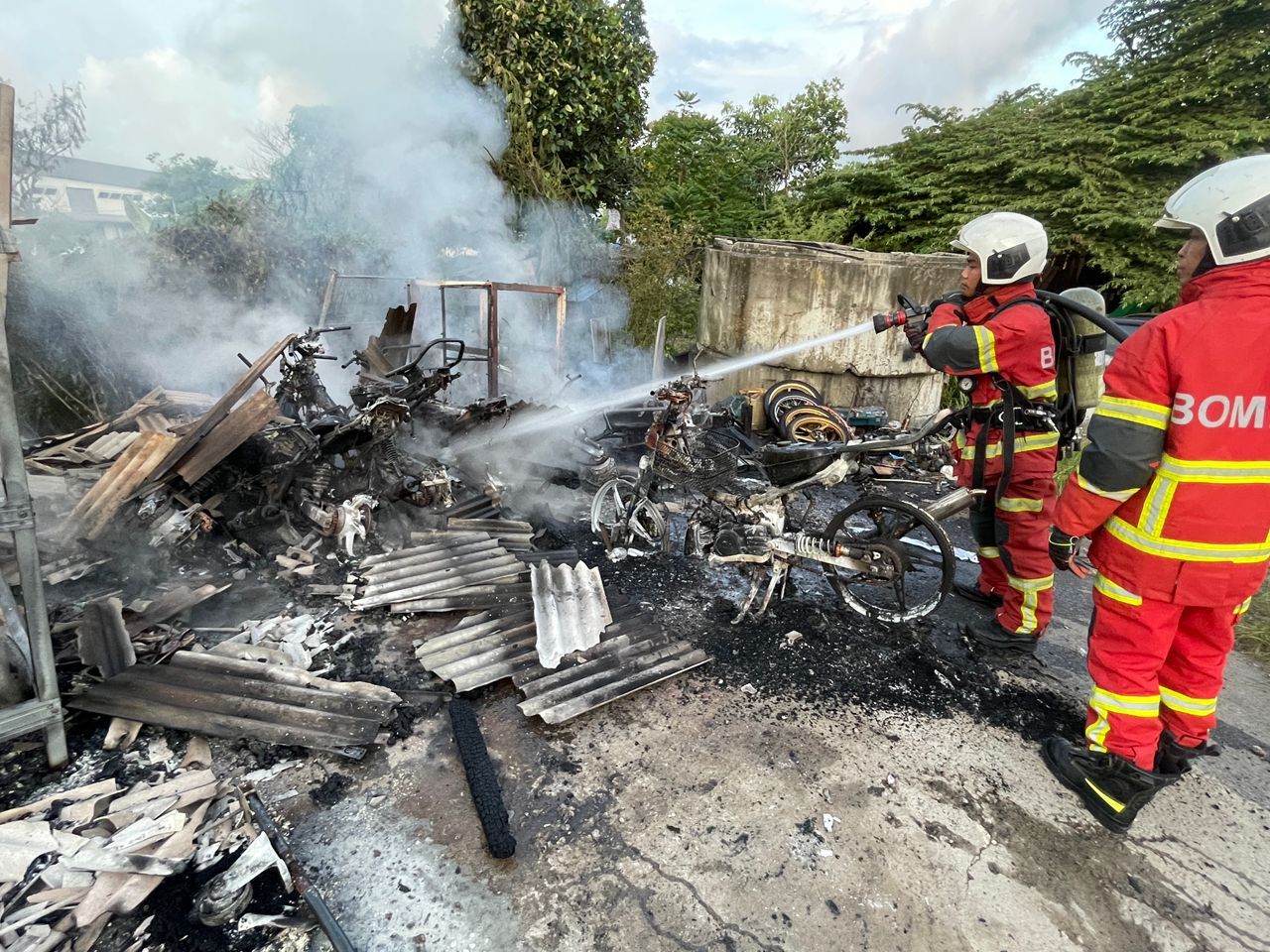 11摩托车今早被烧毁 殃及附近罗里幸无人伤亡