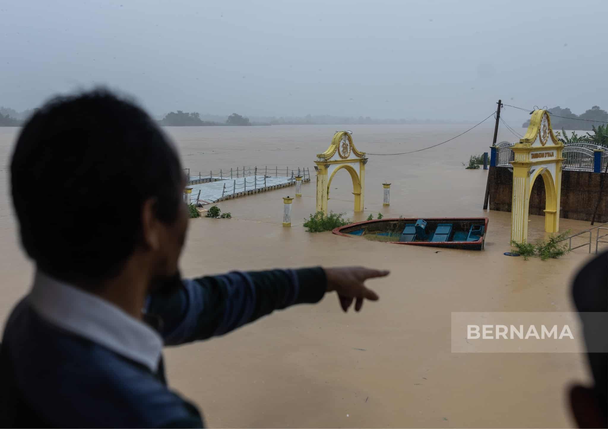 Penduduk Kota Bharu bersengkang mata pantau paras Sungai Kelantan