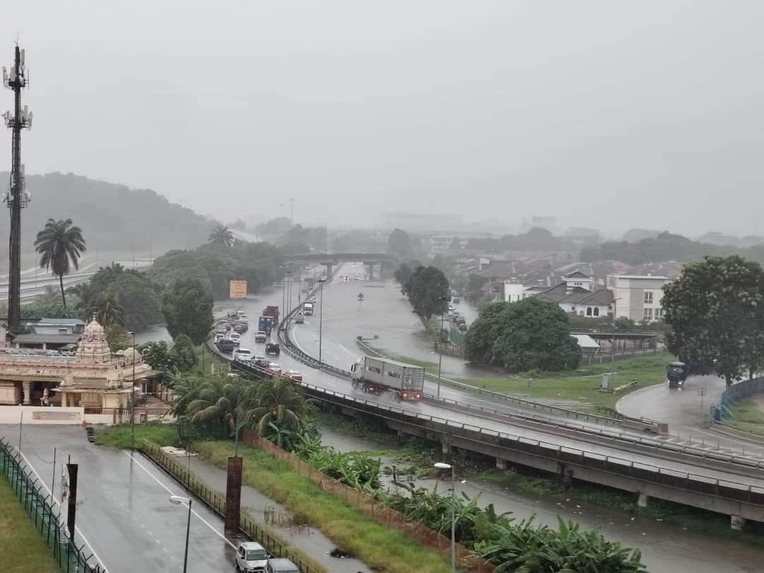 清晨滂沱大雨  巴生北区多地又淹了！