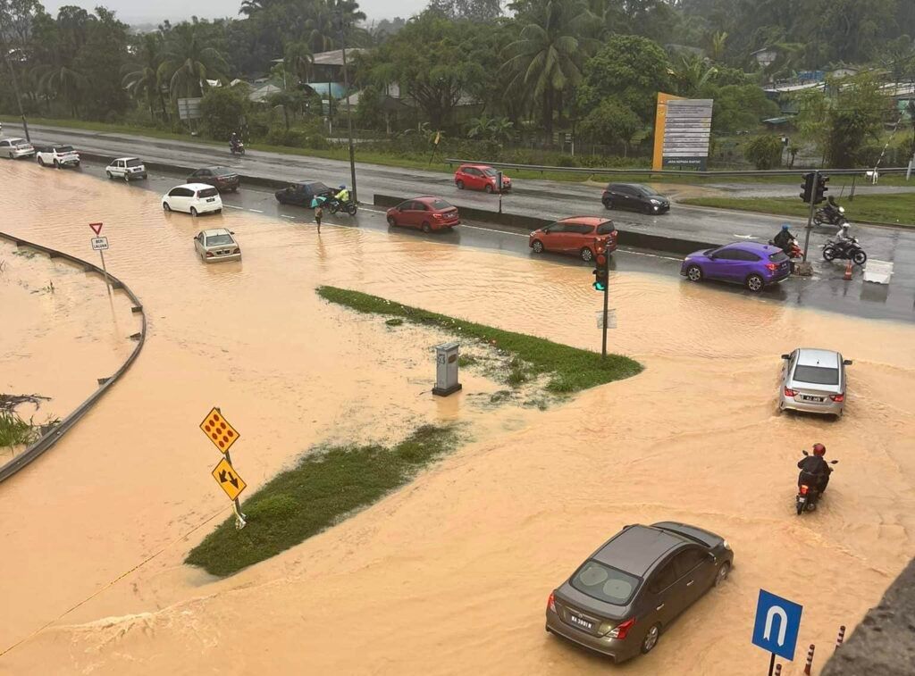 雪邦Kiwa交通灯路口淹水暂关闭！驾驶人士促绕道.规划往返KLIA行程