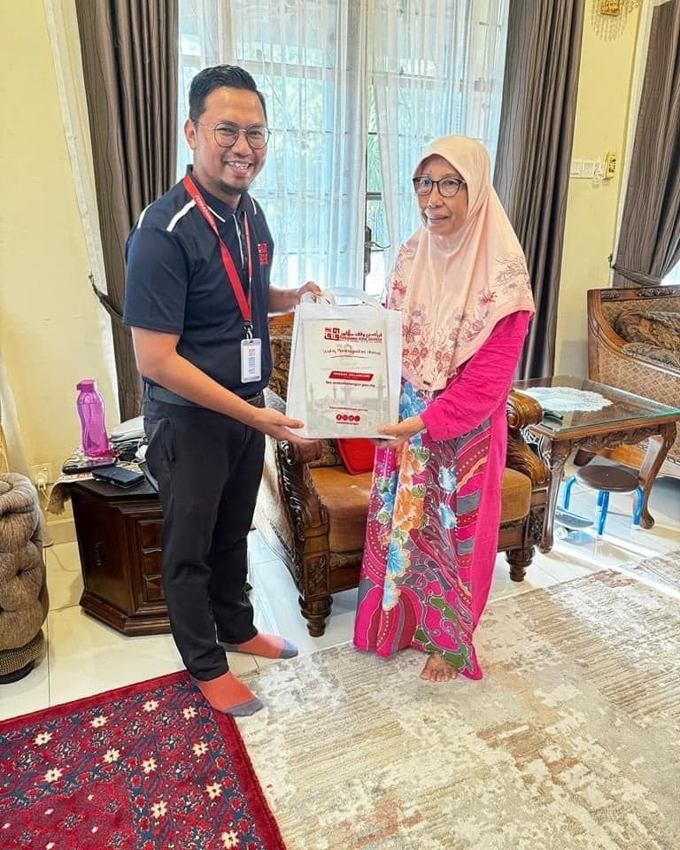 Warga emas derita barah wakaf wang tunai RM50,000 kepada PWB