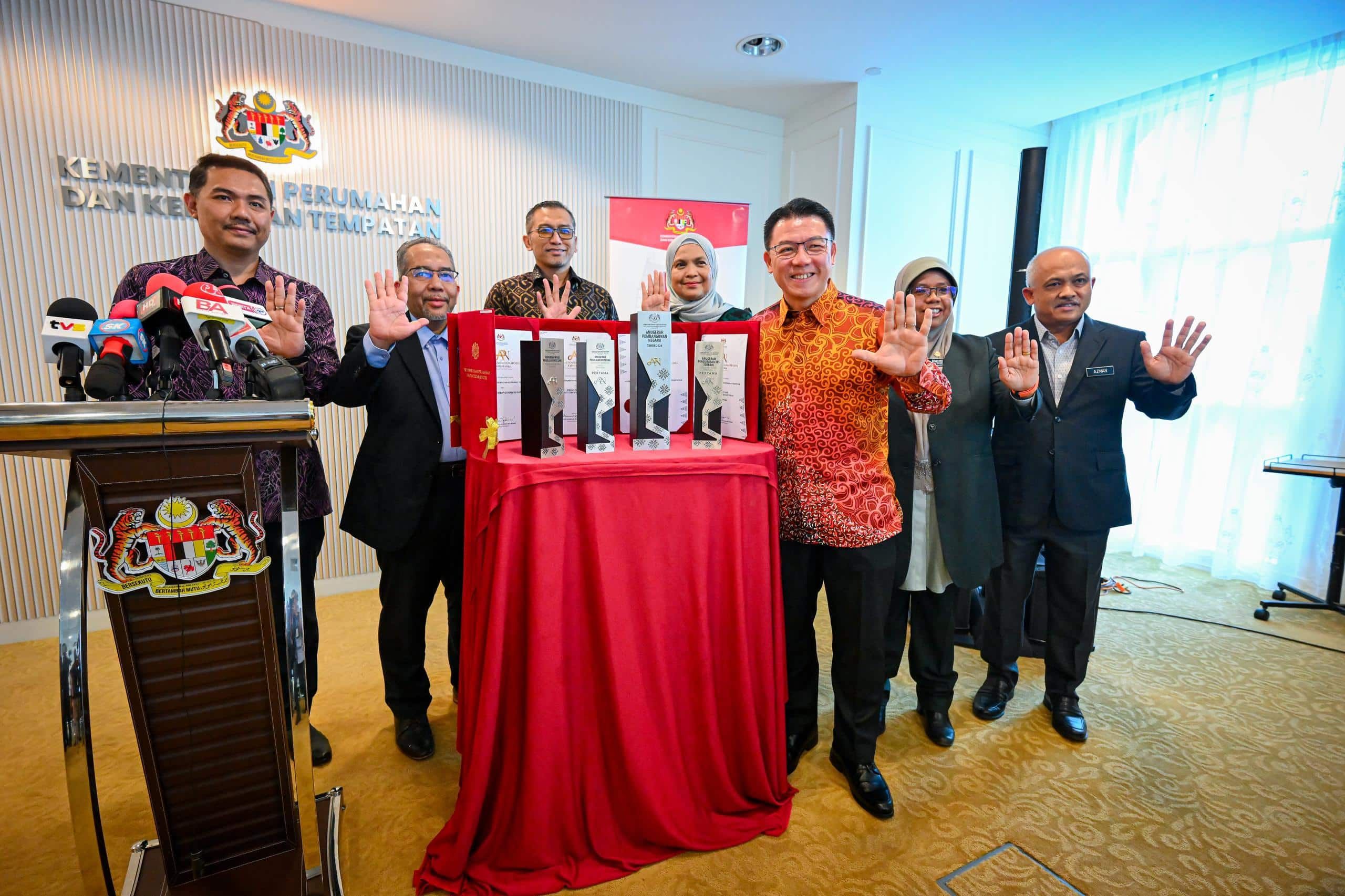 房地部荣获国家发展中大奖 倪可敏捐1个月薪水表扬