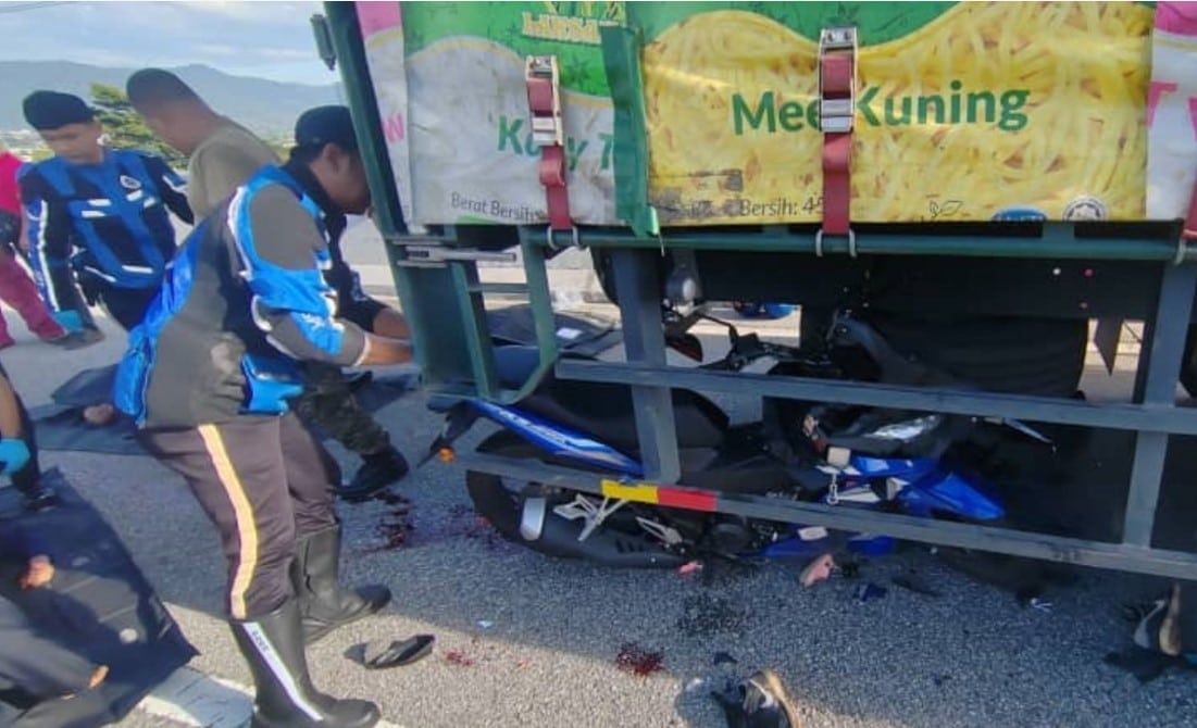 摩托疑超车不遂撞路旁货卡 夫妇及女儿丧命.仅1岁婴儿幸存