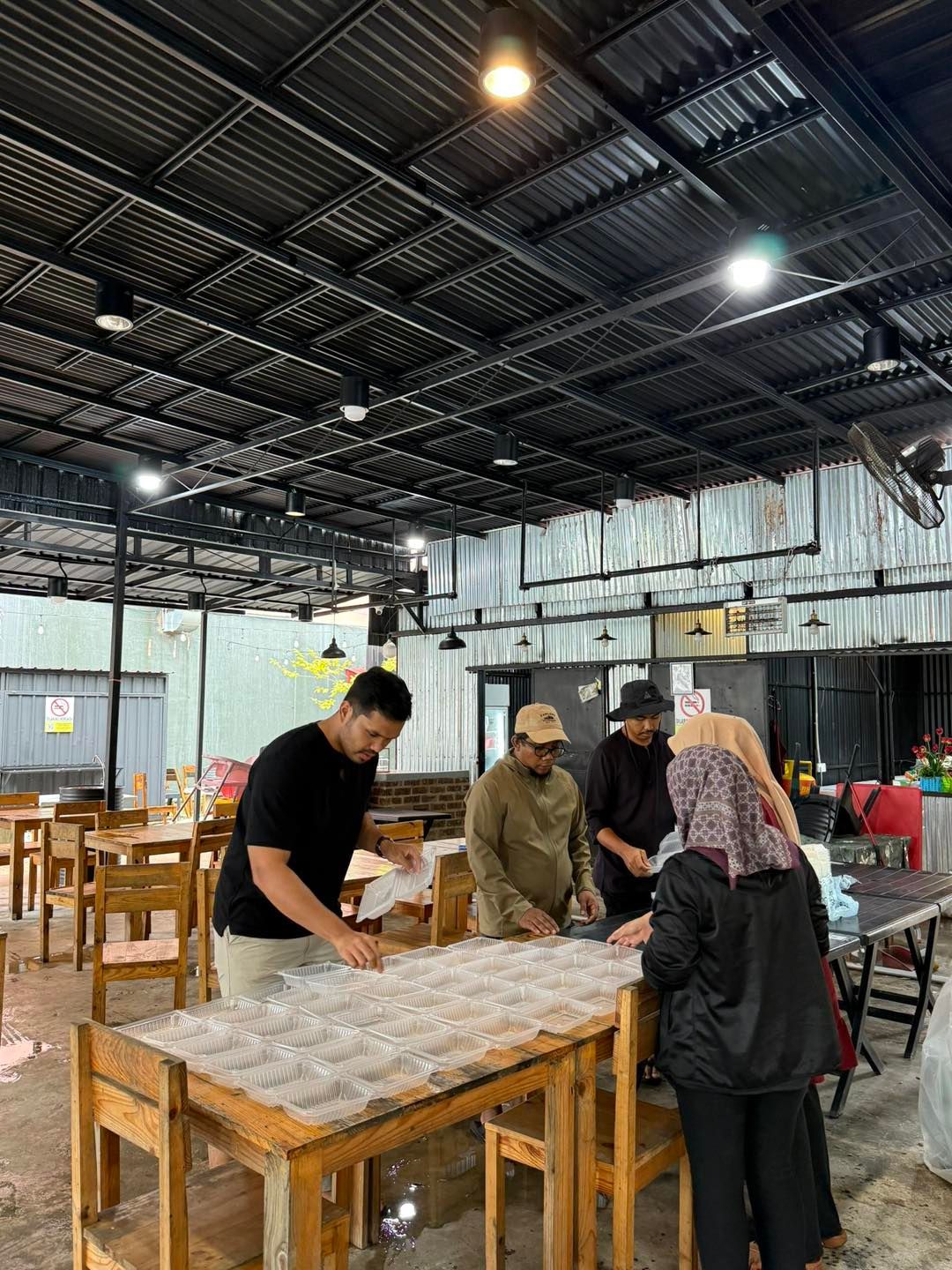 Bah Kelantan: Pempengaruh Khairul Aming bekalkan nasi, barang keperluan