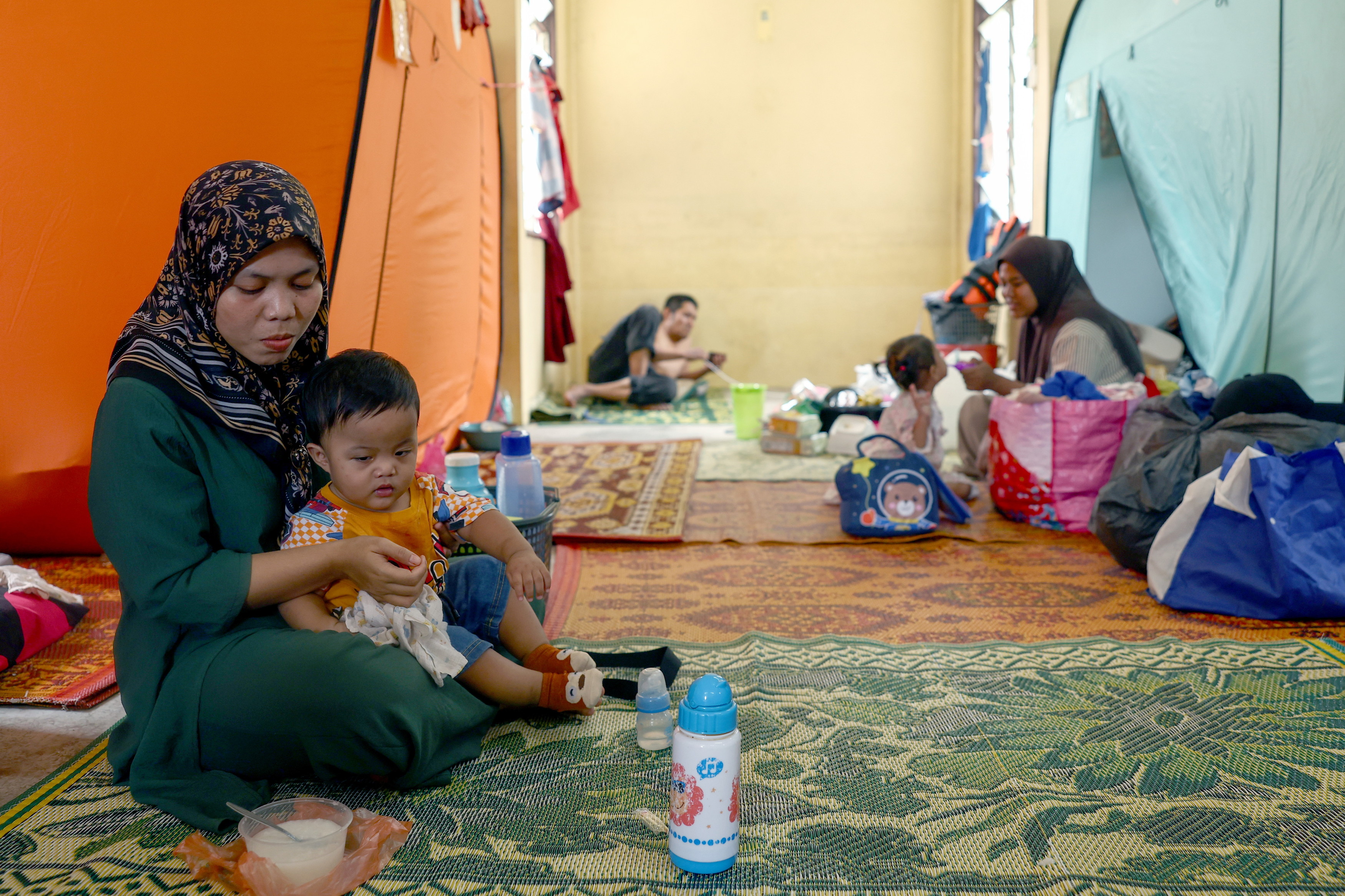 Flood evacuees drops below 100,000 tonight