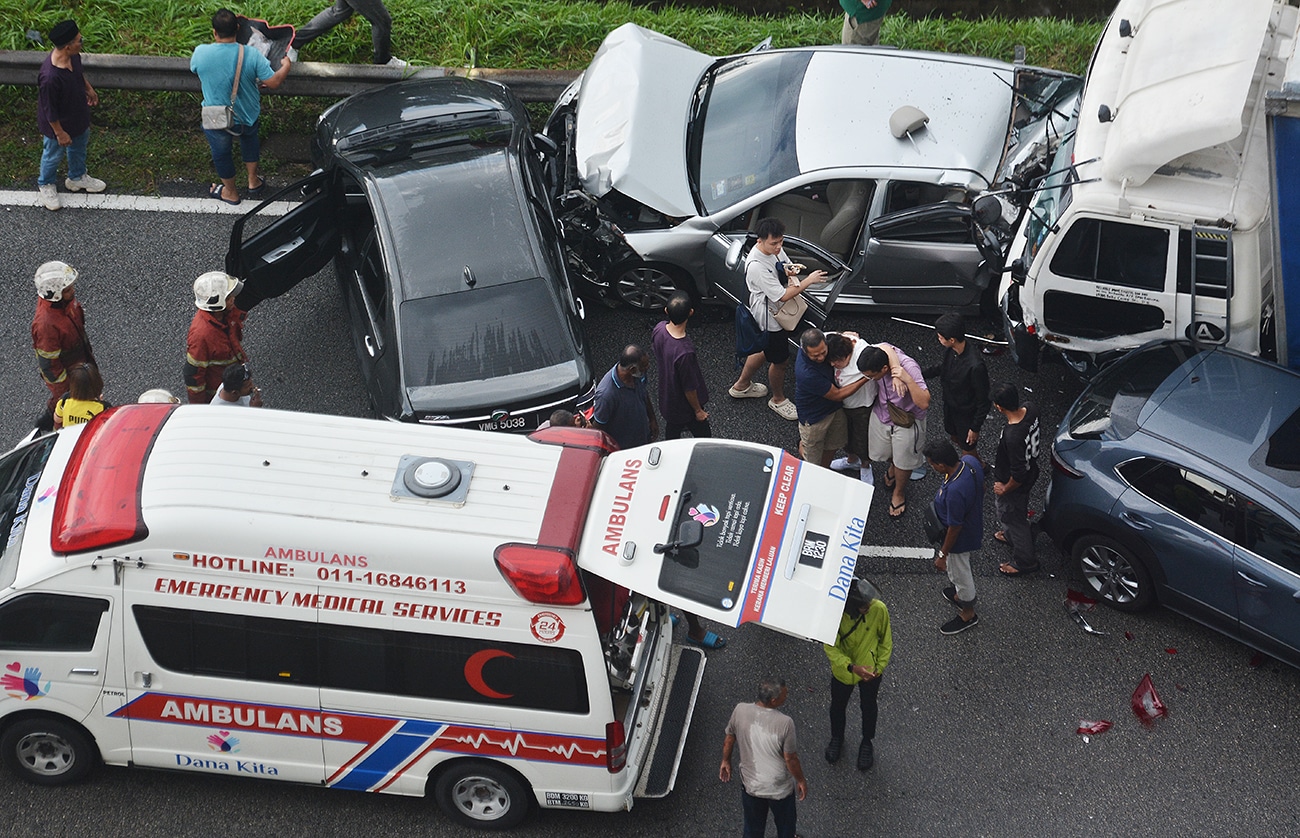 Tiga cedera lori lima tan rempuh 11 kereta, sebuah motor di MRR2