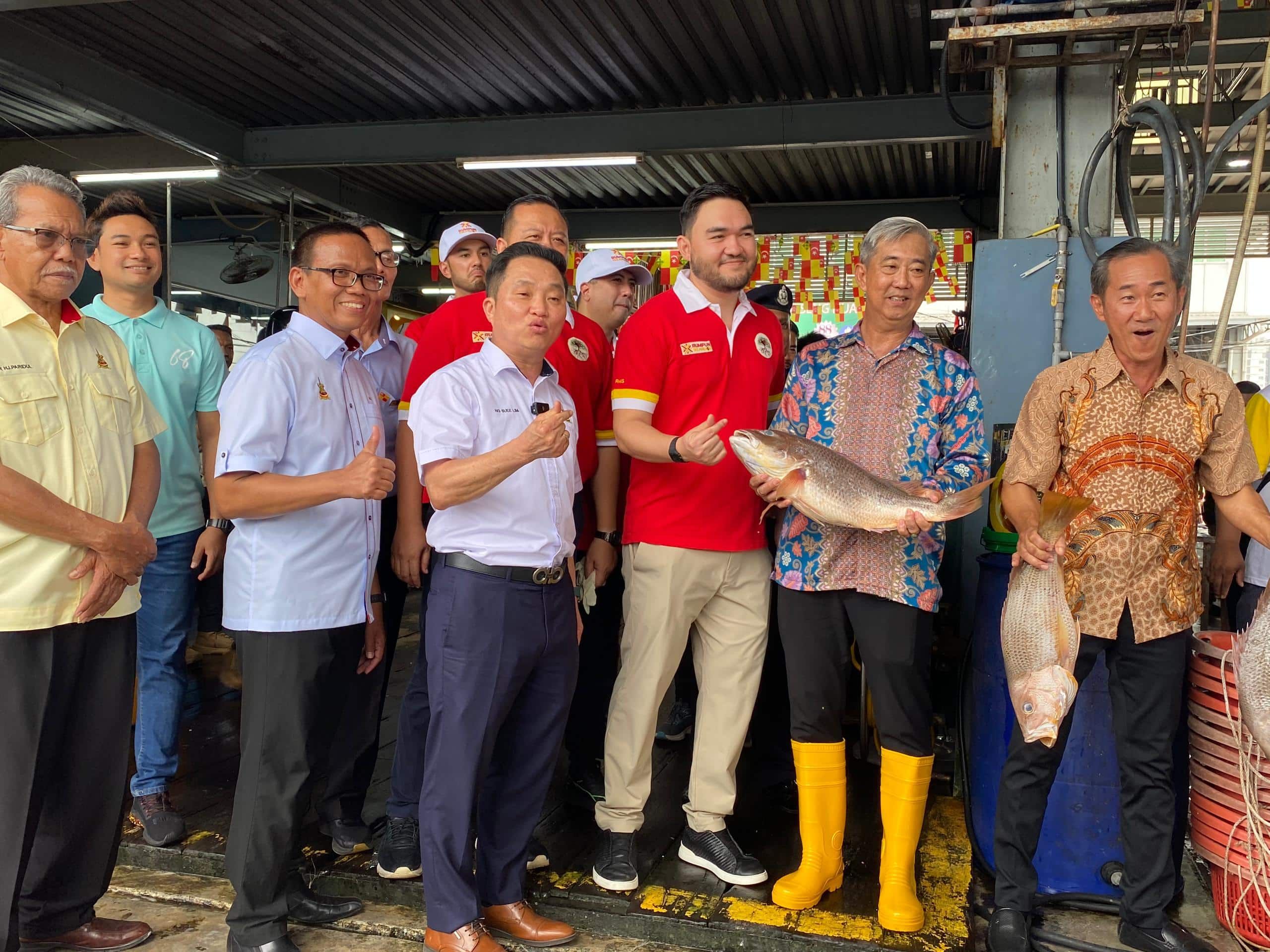 雪州王储到访适耕庄 了解鱼米业发展 村民热情争睹风采