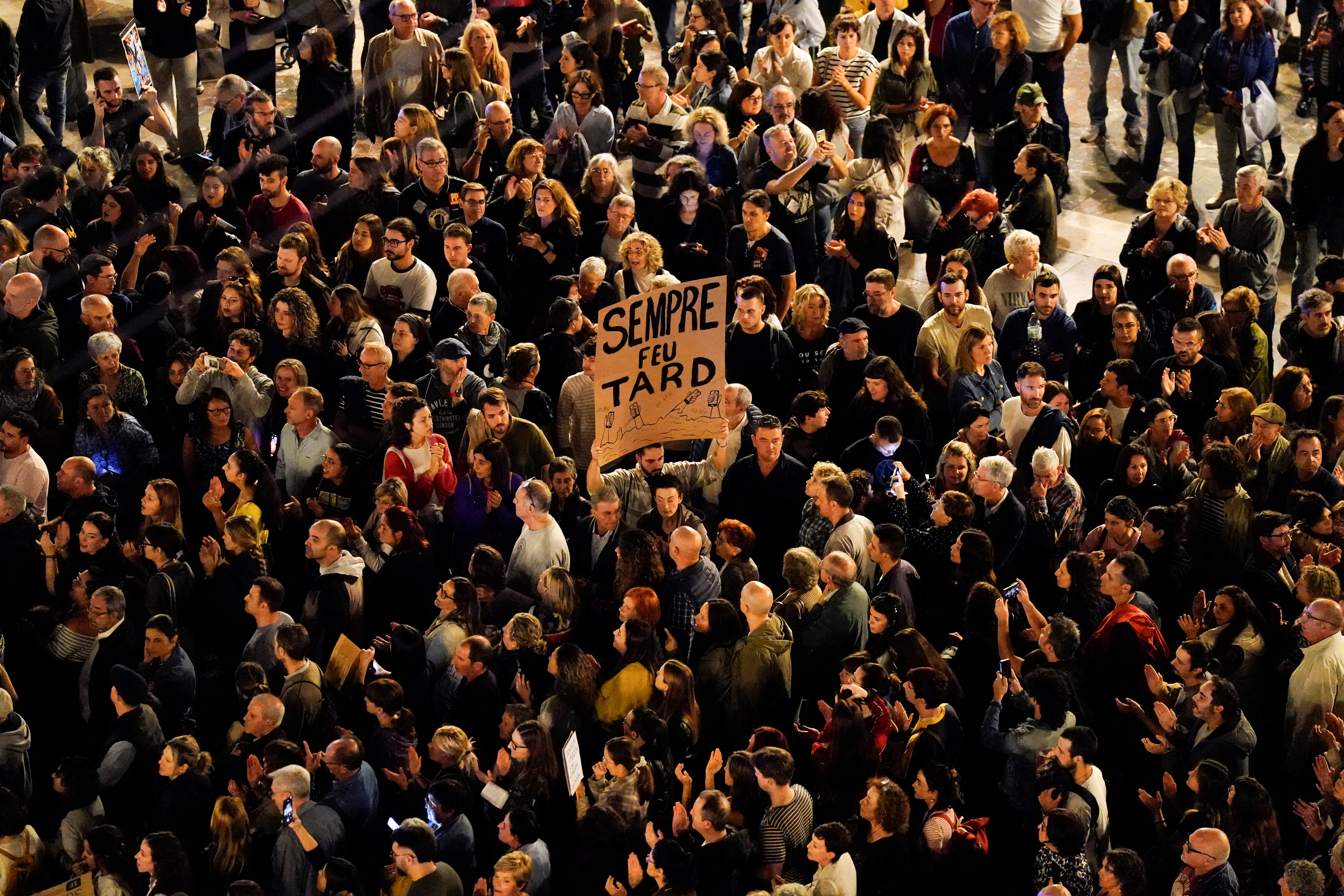 Thousands protest over handling of Spain floods