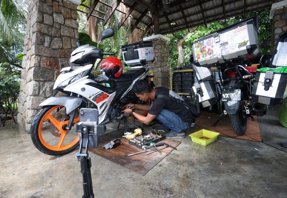 Mekanik bergerak 'hero' penunggang motor terkandas di jalanan