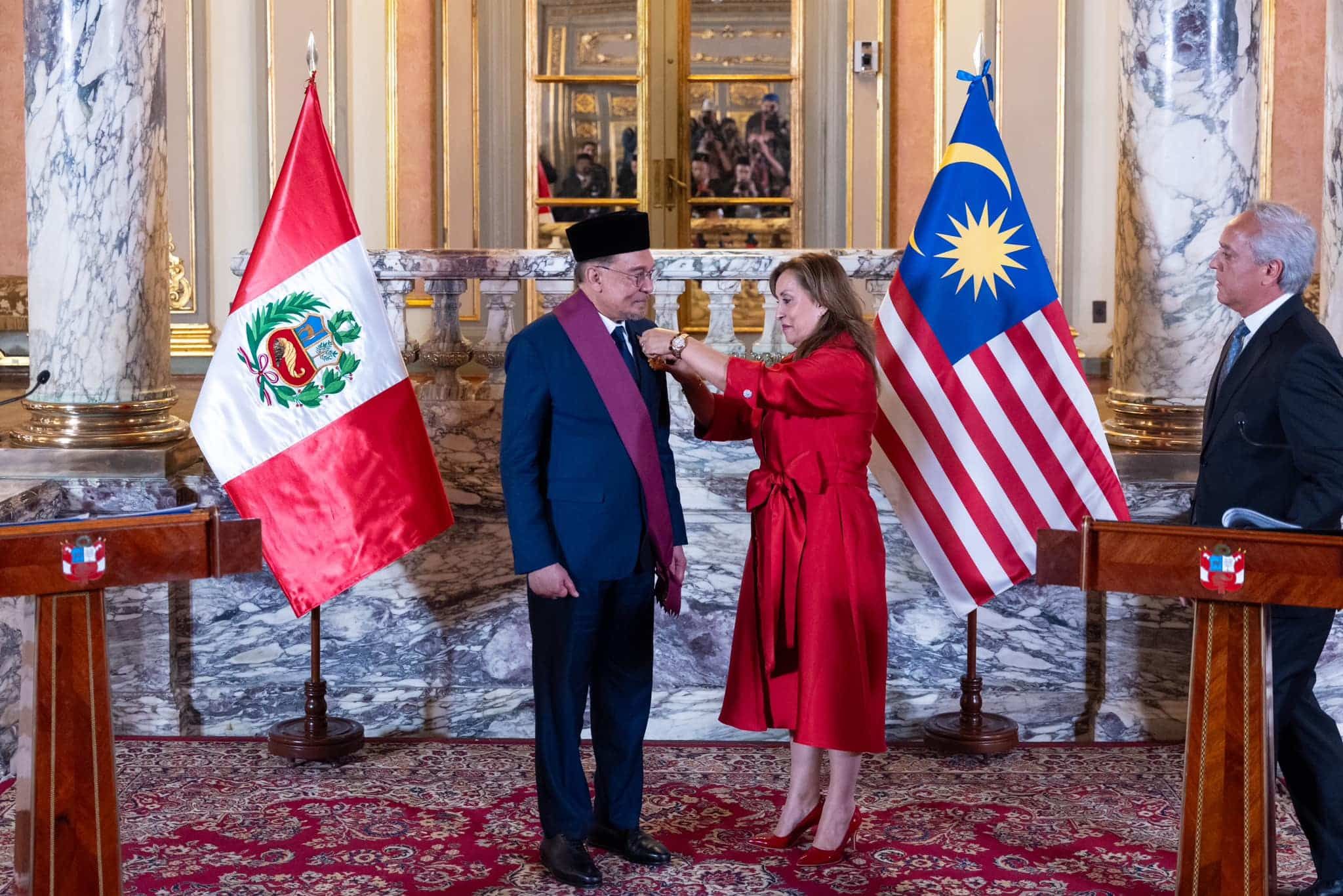 秘鲁表彰政府首脑领导角色  安华获颁最高荣誉“太阳勋章”