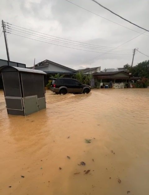 午后倾盆大雨 乌鲁冷岳数区闪电水灾