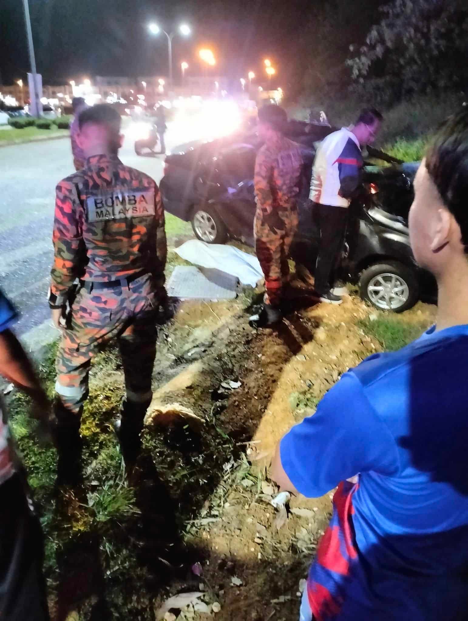 轿车失控撞路肩   大专生1死3轻伤