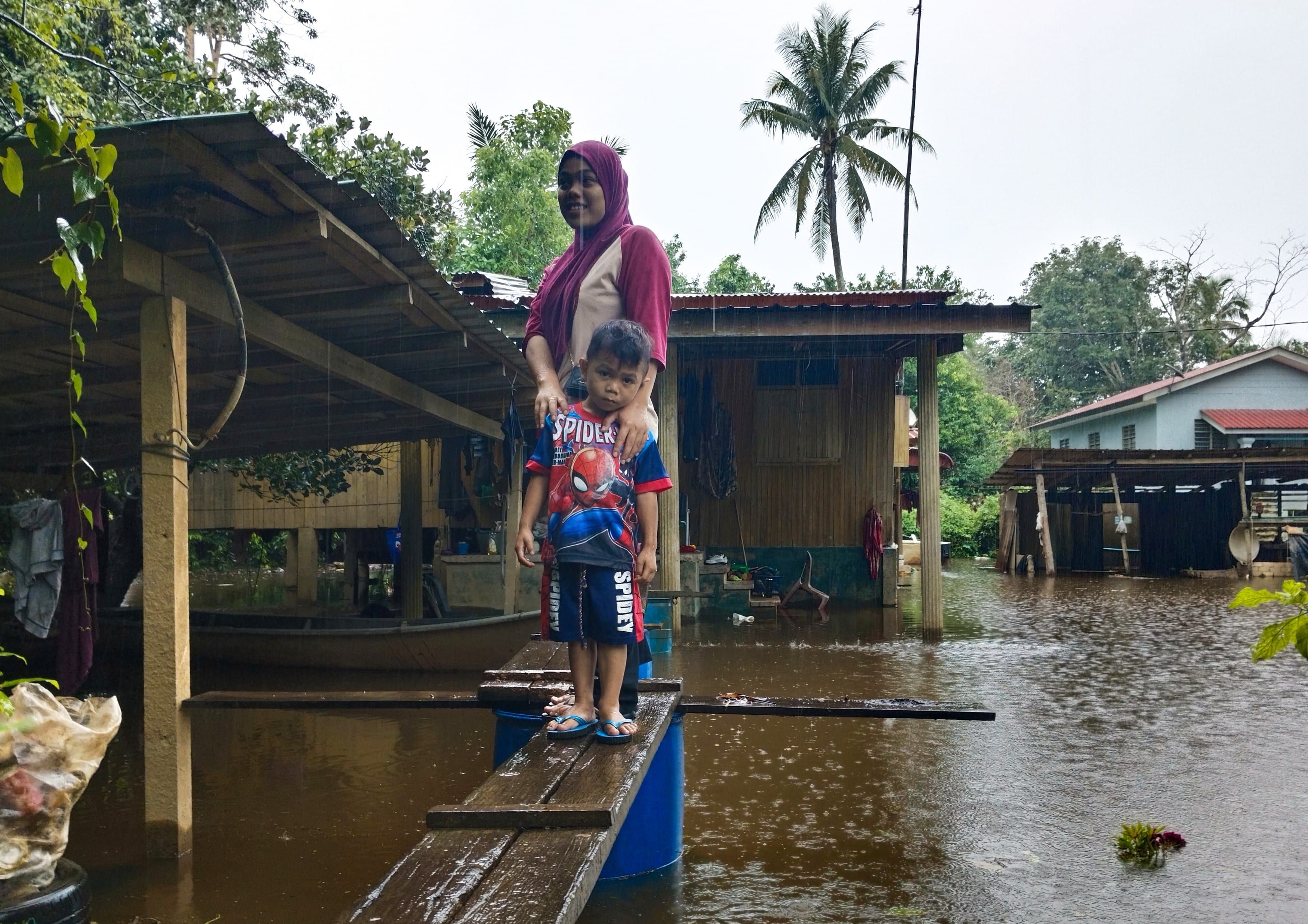 Penduduk buat persiapan bah, bina titi dari rumah ke jalan utama