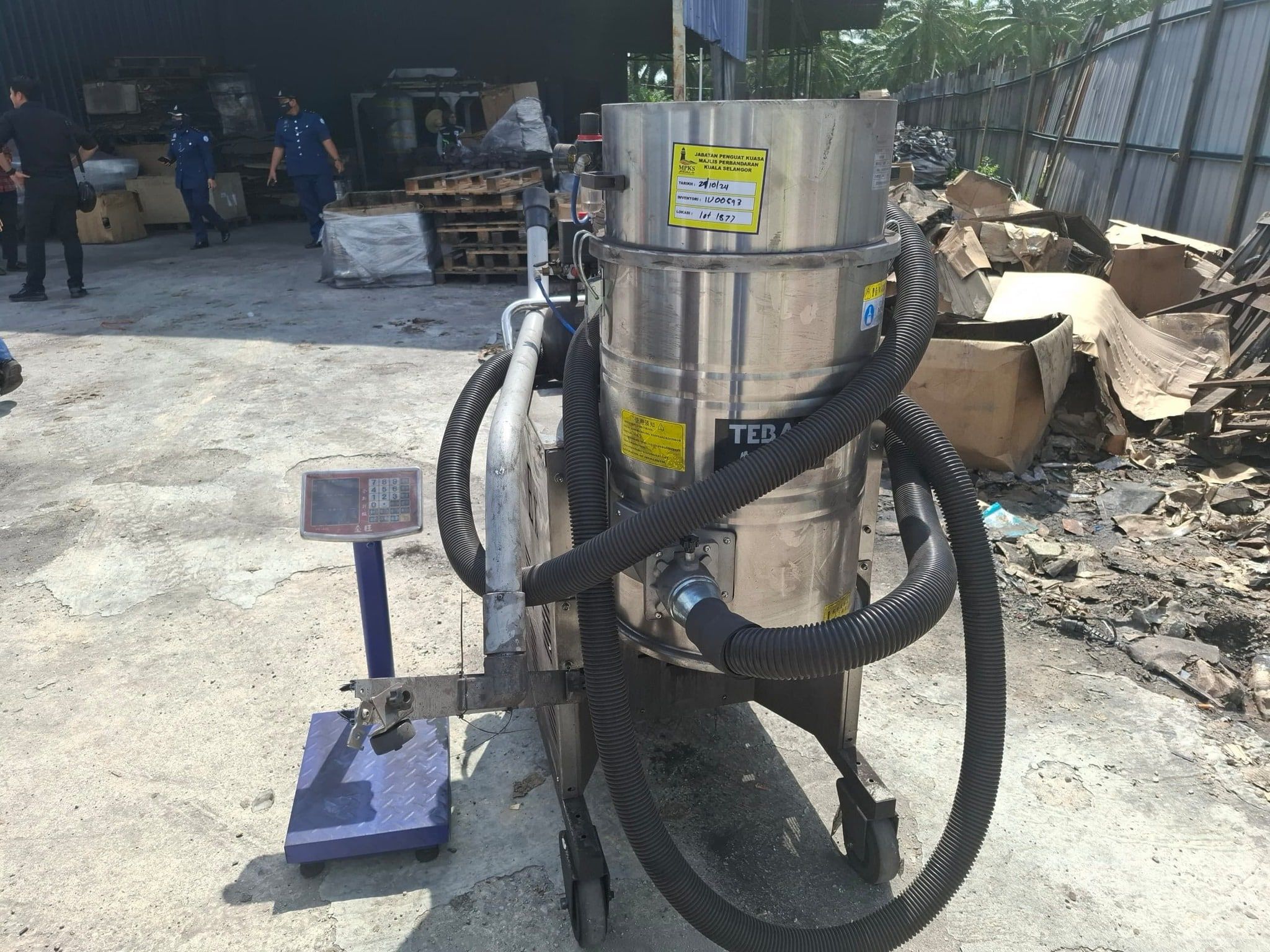 依约3厂无牌经营处理制定垃圾 被勒令关闭.罚款与充公器材