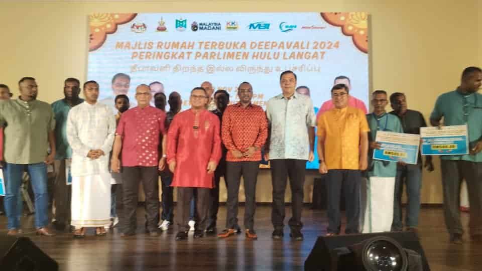 உலுலங்காட் நாடாளுமன்ற தொகுதி தீபாவளி  உபசரிப்பில் கோவில்கள், தமிழ்ப் பள்ளிகளுக்கு வெ.20,000 மானியம் !