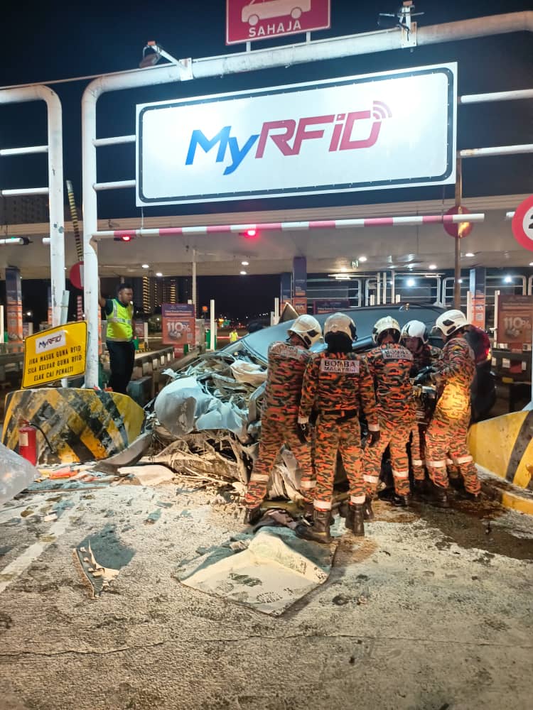 Two die in car crash at Sungai Besi toll plaza