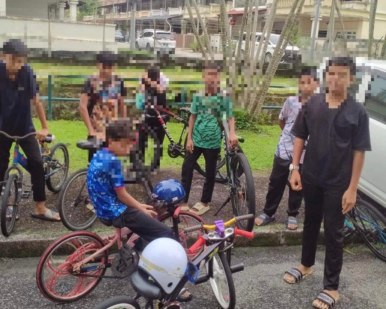 雨天路上骑蚊型脚车危及他人 警方捕7名男孩