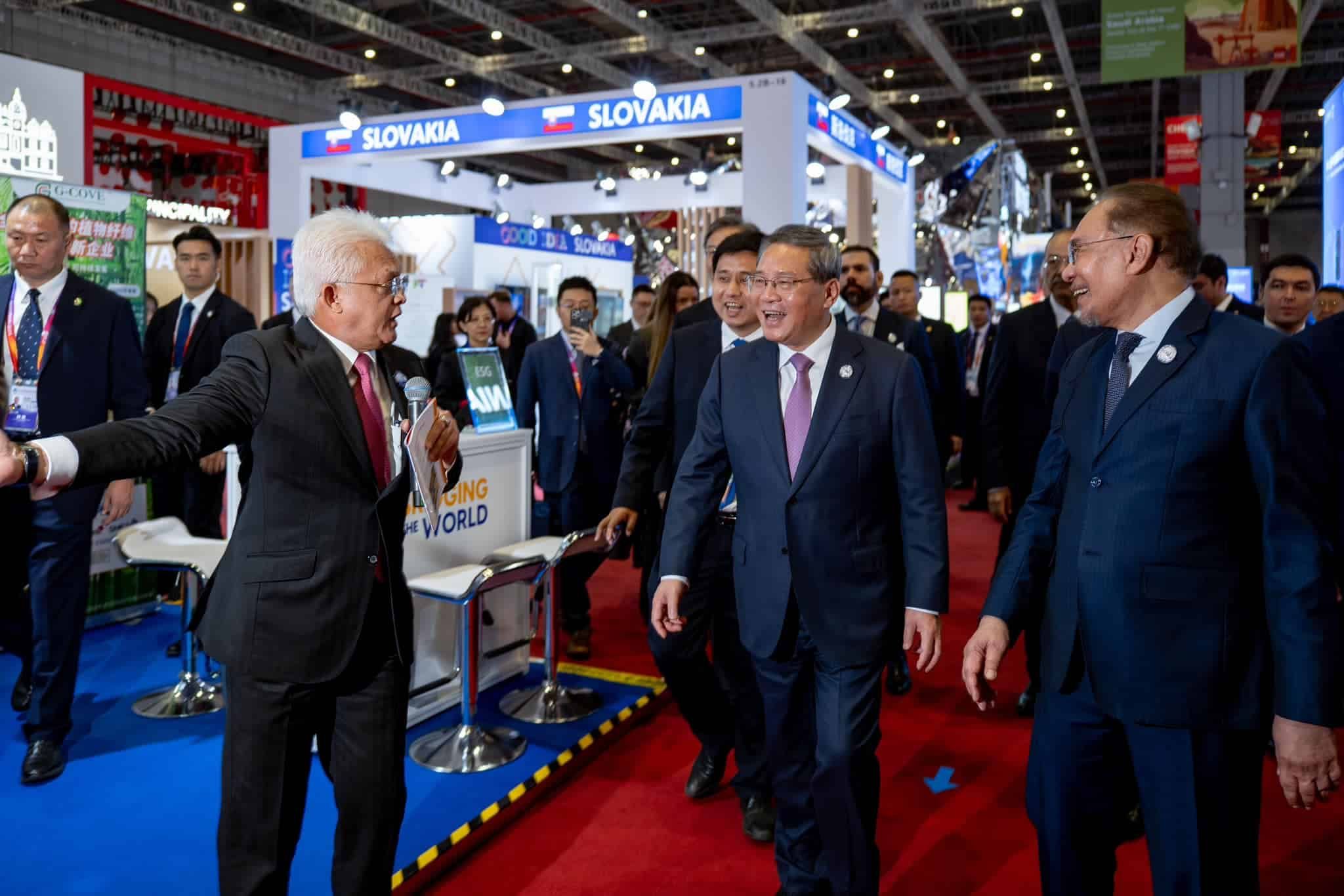 安华出席中国进博会 为“马来西亚馆”开幕.展现多元创新