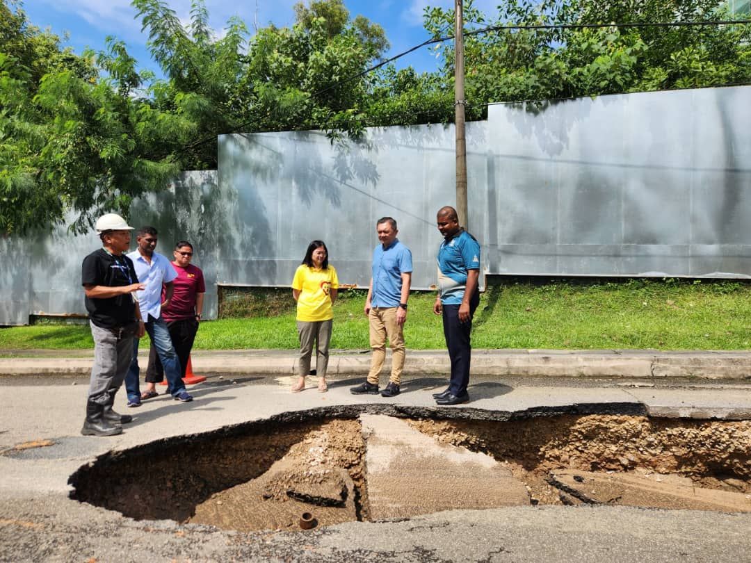 地下水管破裂致地陷   加里尔峰6路暂关抢修中
