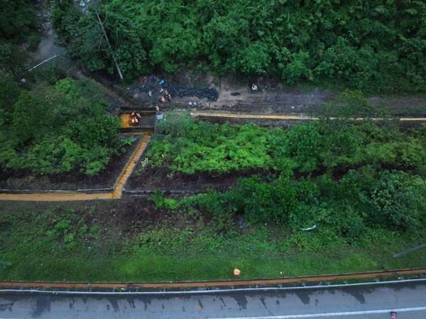 油槽车侧翻棕油泄满地 雪州水务局与各造快速清理阻污染