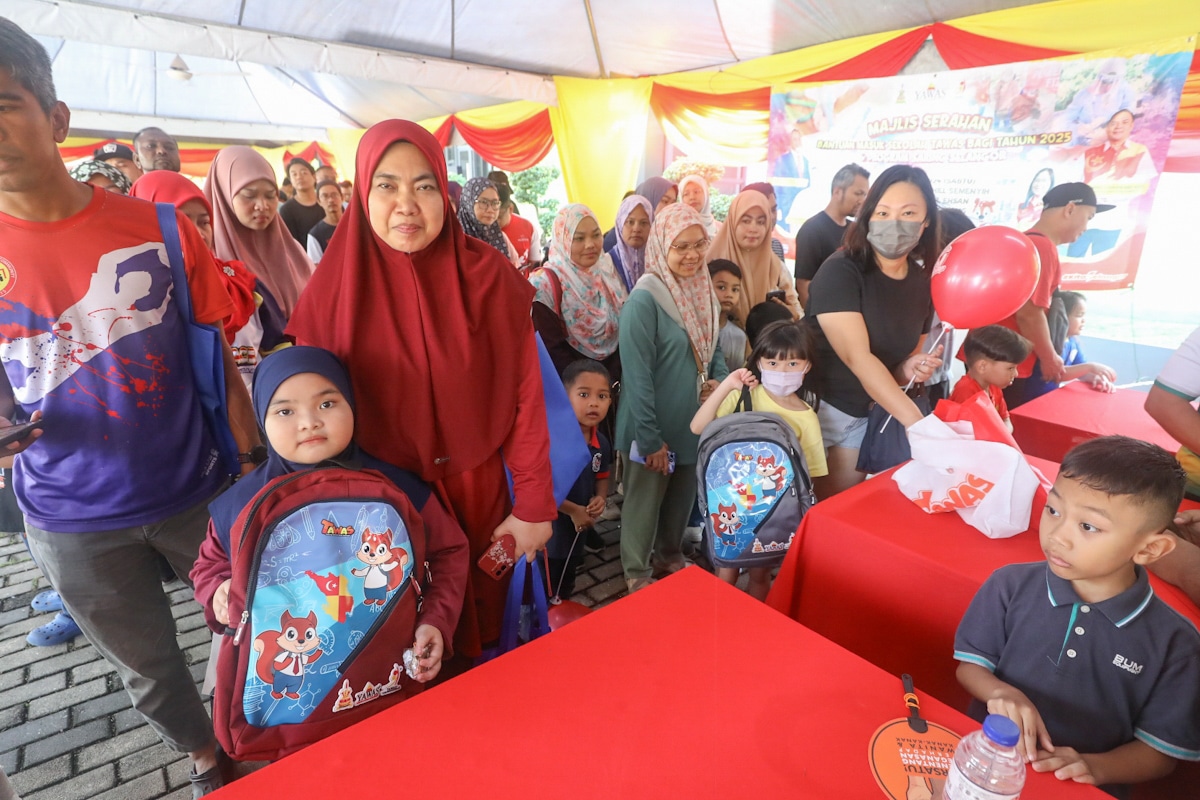 593 kanak-kanak terima bantuan persekolahan Tawas, ibu bapa terharu