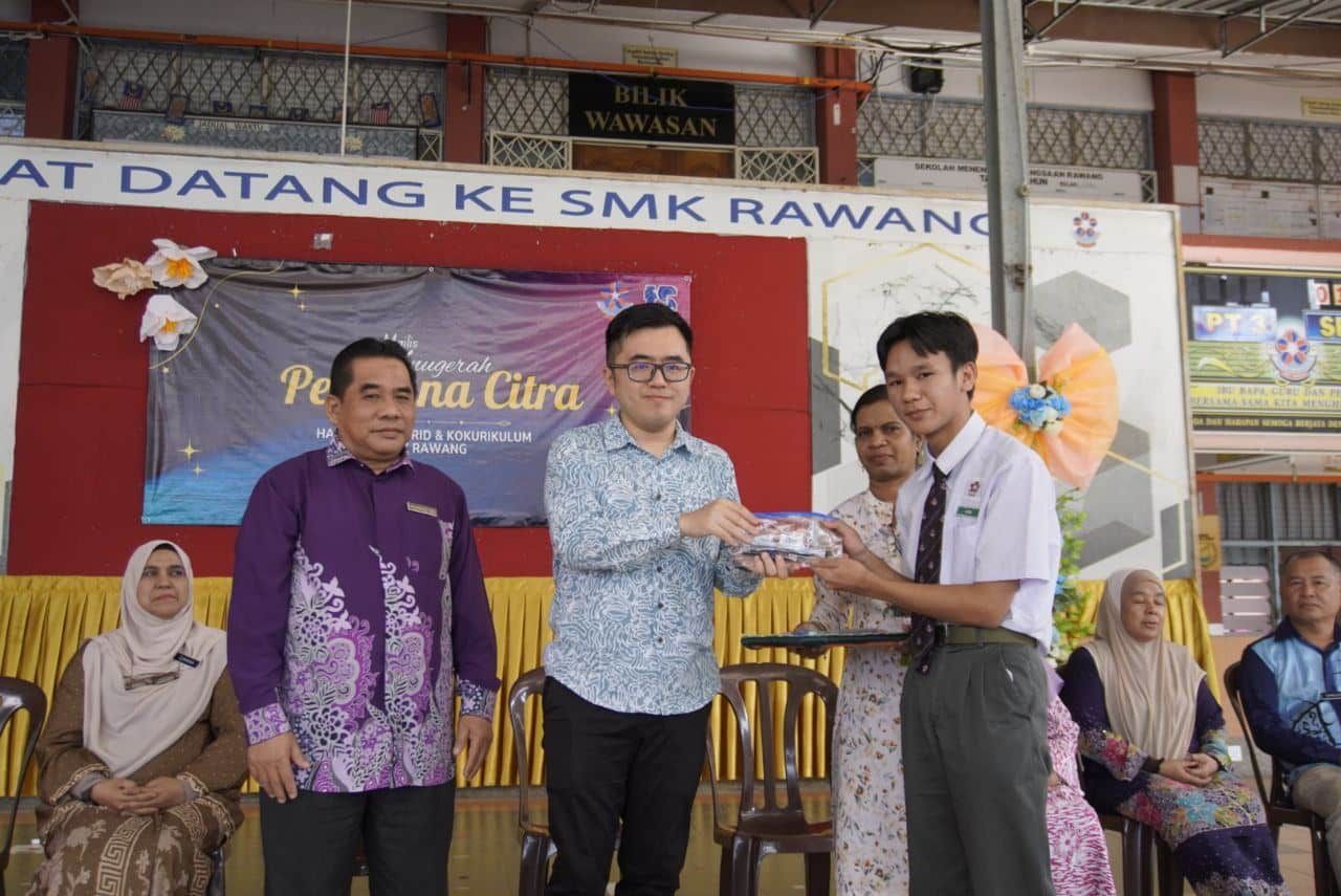 派1600套文具套予5所国中  蔡伟杰祝福SPM考生考试顺利