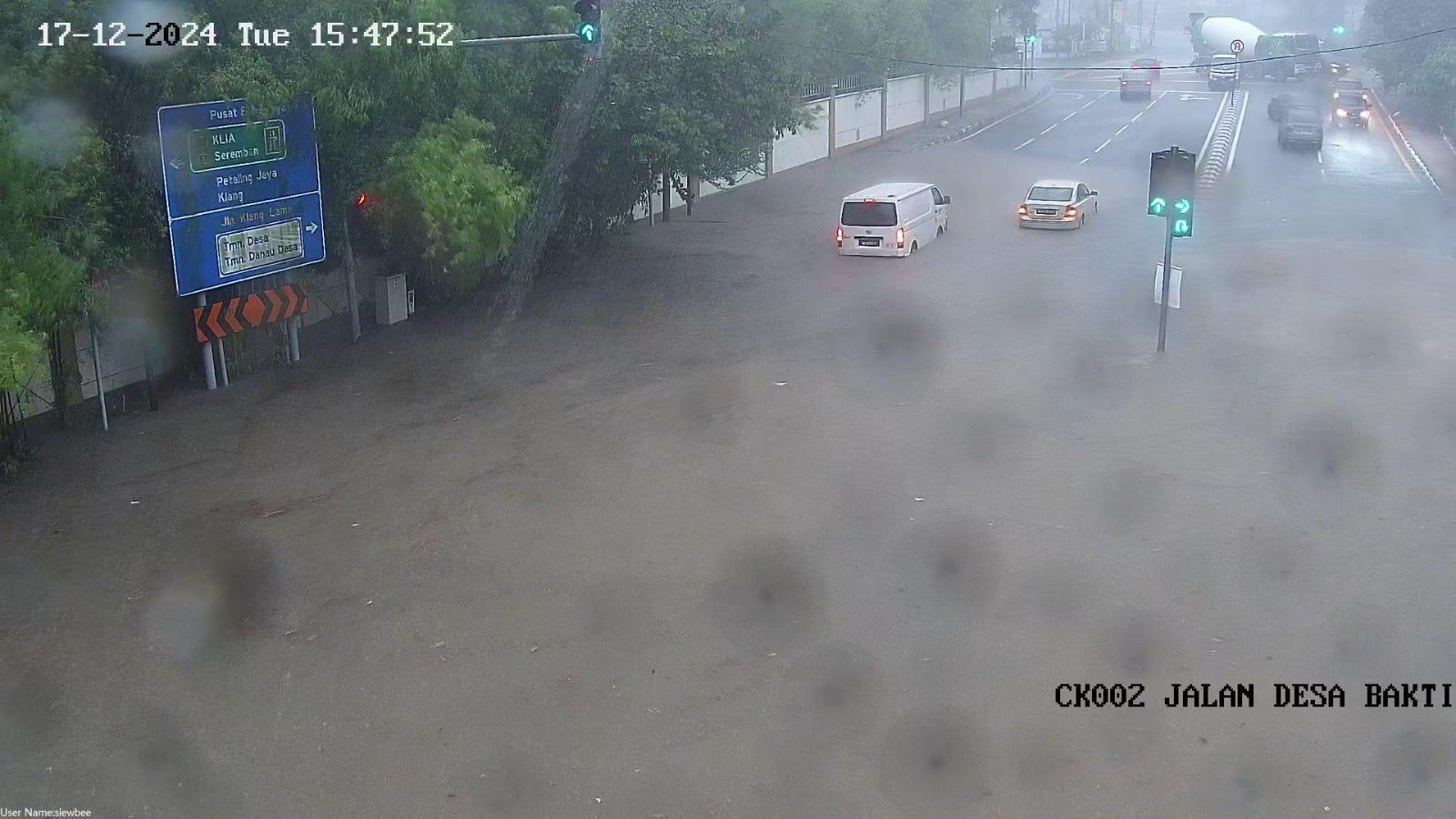 雪隆区午后豪雨  隆多路段积水·白蒲大道闪电水灾