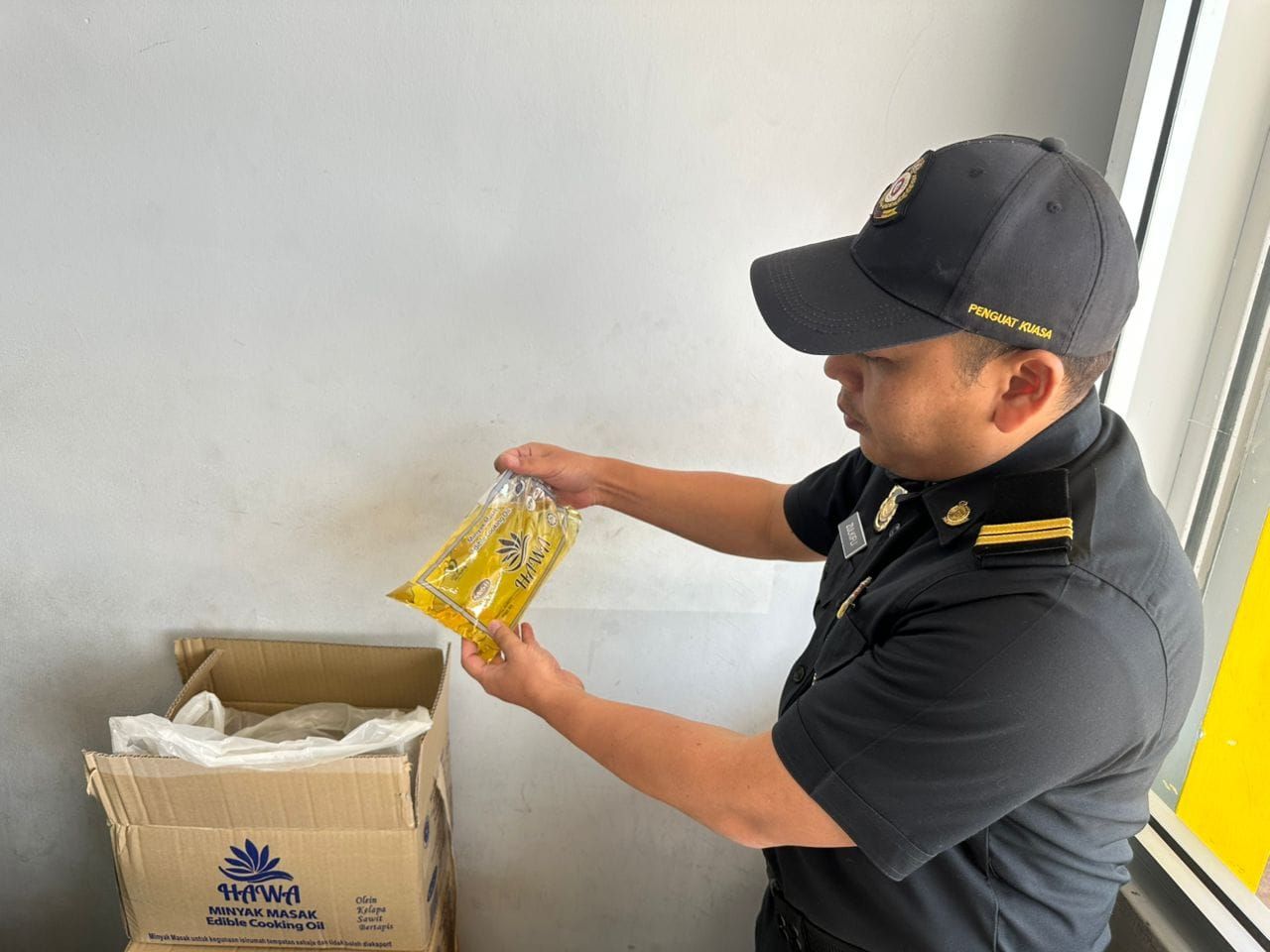 杂货店用垃圾桶藏补贴食油 被执法人员识破