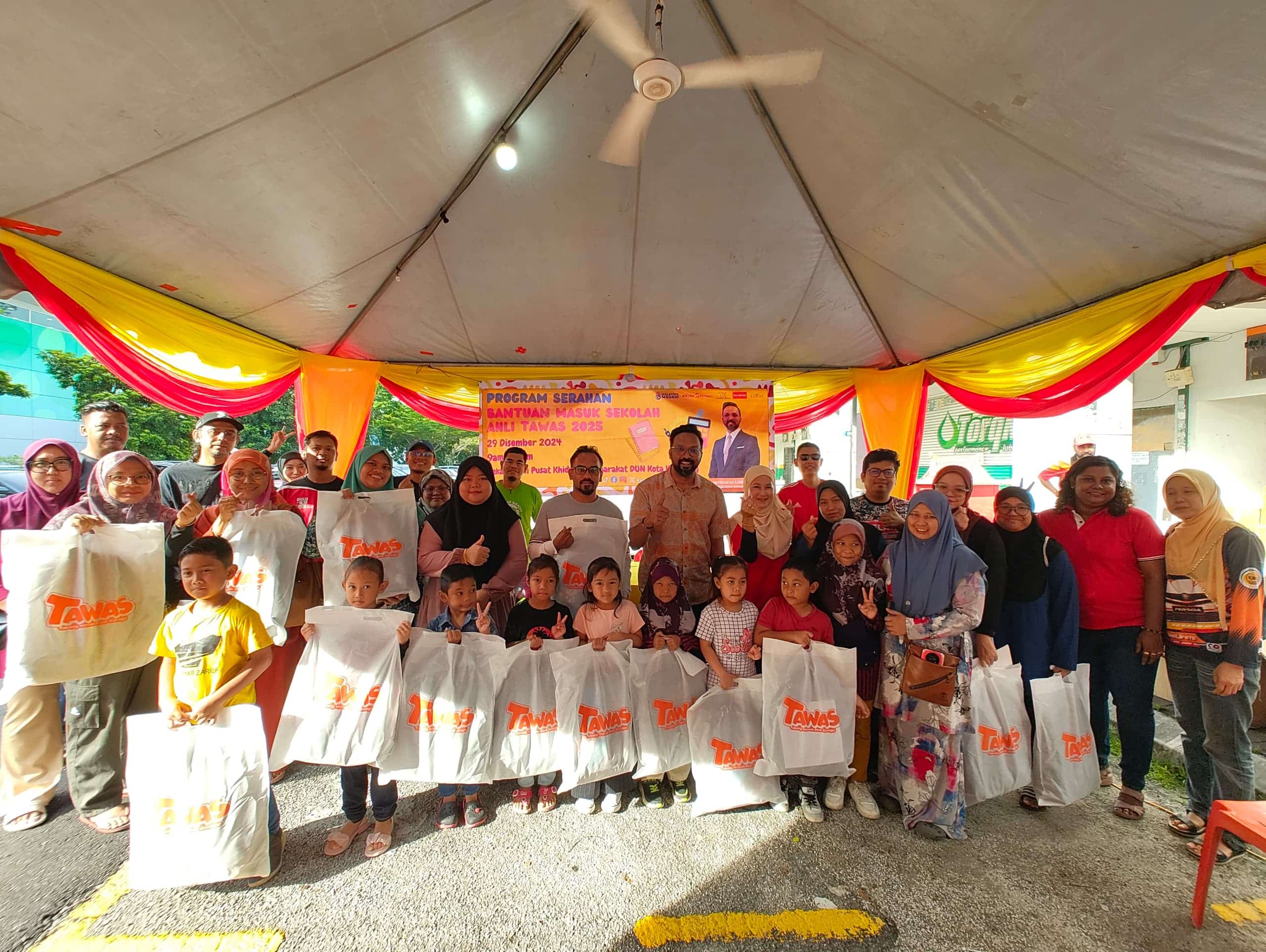 1,120 ahli TAWAS DUN Kota Kemuning terima bantuan kelengkapan sekolah